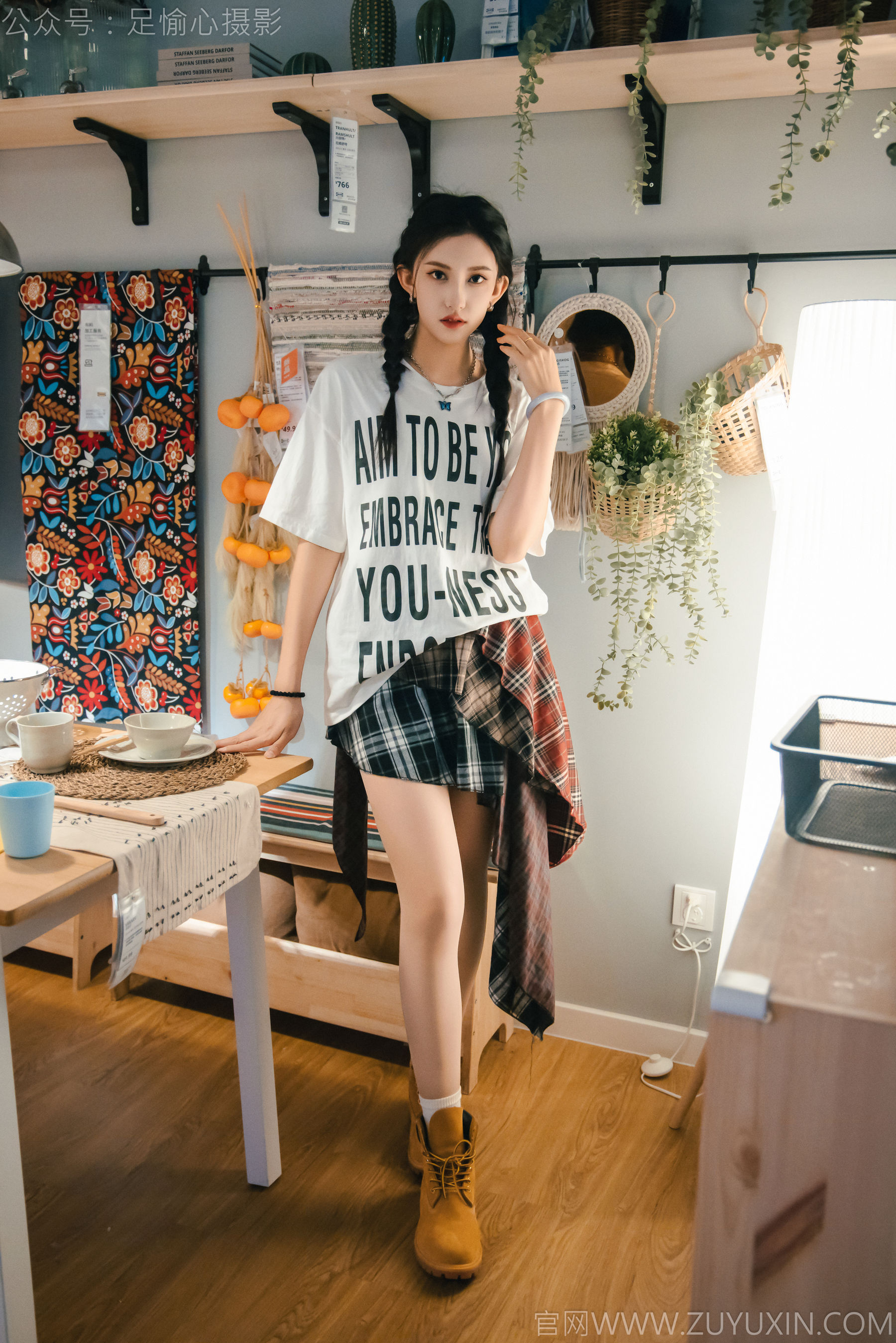 足愉心 No.015 可乐 （搭配：红色夹克、白T、短裙、马丁靴、肉丝色袜、白棉袜）/(120P)