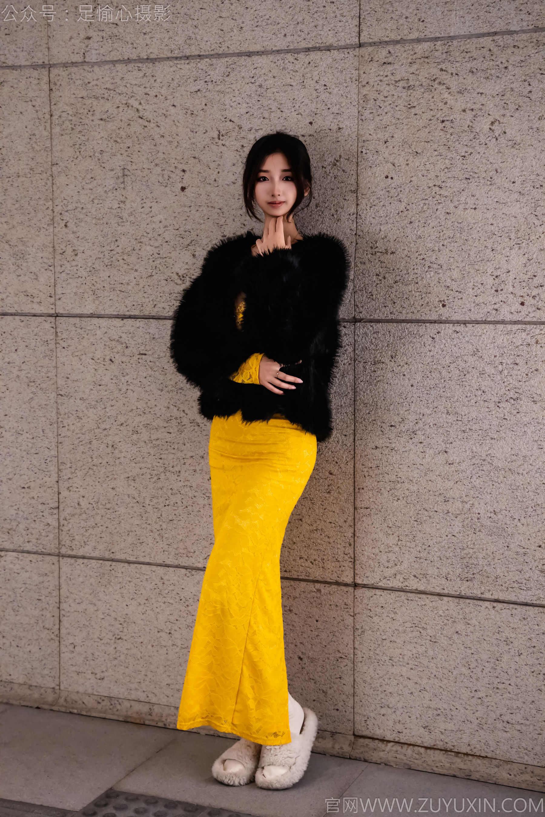 足愉心 No.010 星朵 （搭配：黑色毛衫、黄色连衣裙、绒毛拖鞋、白色棉袜、裸足）/(110P)
