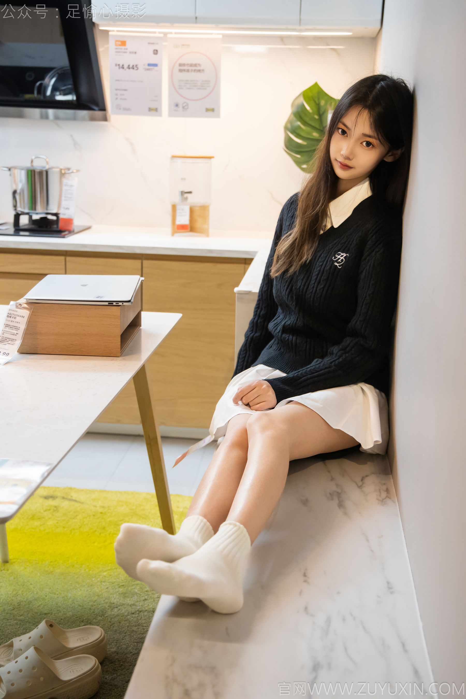 足愉心 No.013 鹿鹿 （搭配：黑色毛衣、白色短裙、洞洞鞋、白色棉袜、裸足）/(110P)