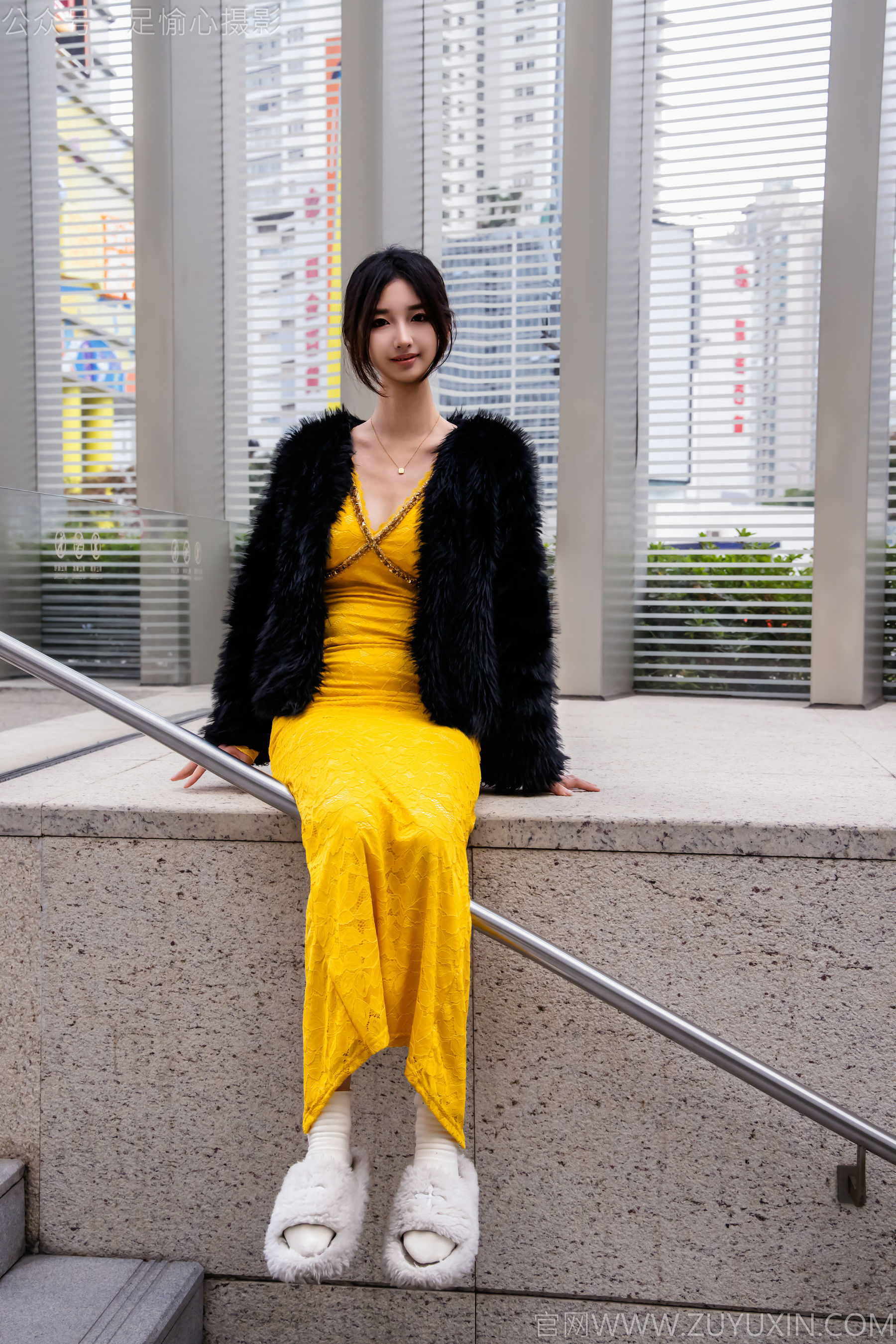 足愉心 No.010 星朵 （搭配：黑色毛衫、黄色连衣裙、绒毛拖鞋、白色棉袜、裸足）/(110P)