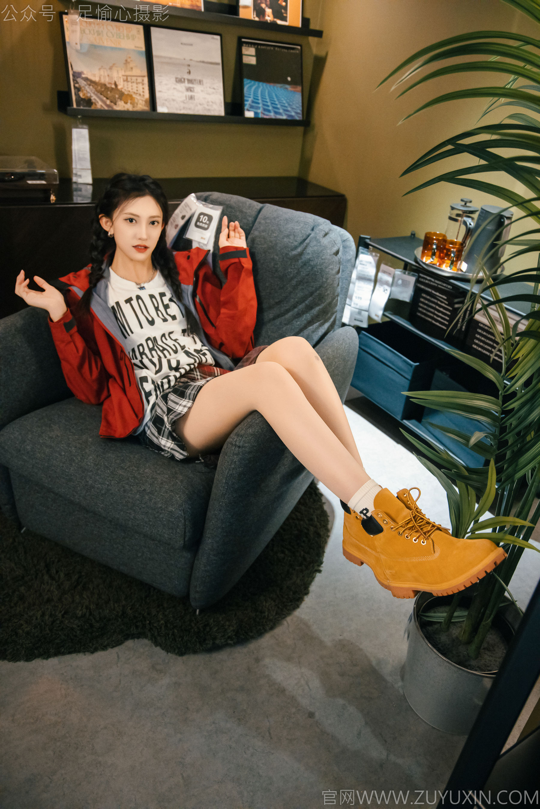 足愉心 No.015 可乐 （搭配：红色夹克、白T、短裙、马丁靴、肉丝色袜、白棉袜）/(120P)