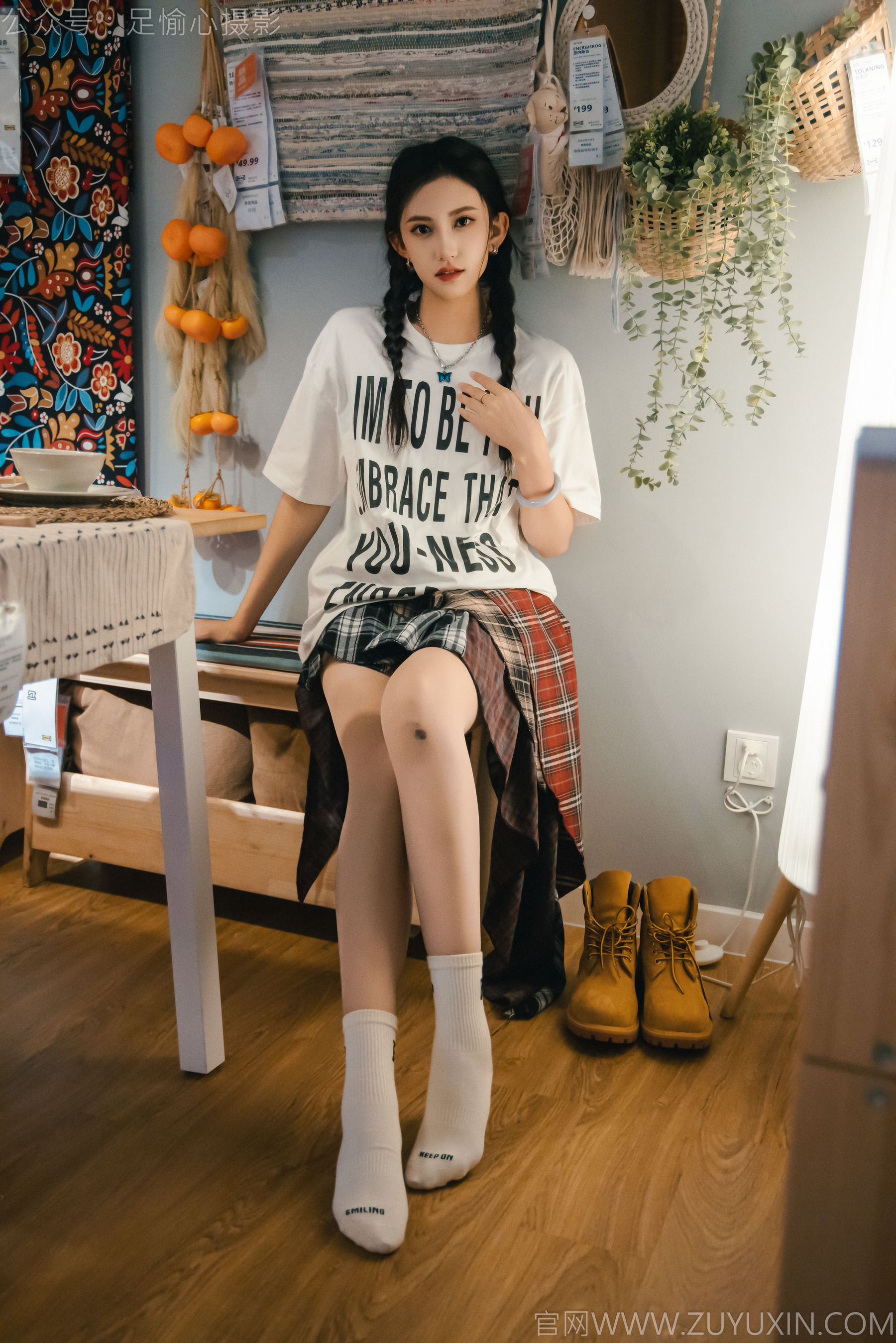 足愉心 No.015 可乐 （搭配：红色夹克、白T、短裙、马丁靴、肉丝色袜、白棉袜）/(120P)