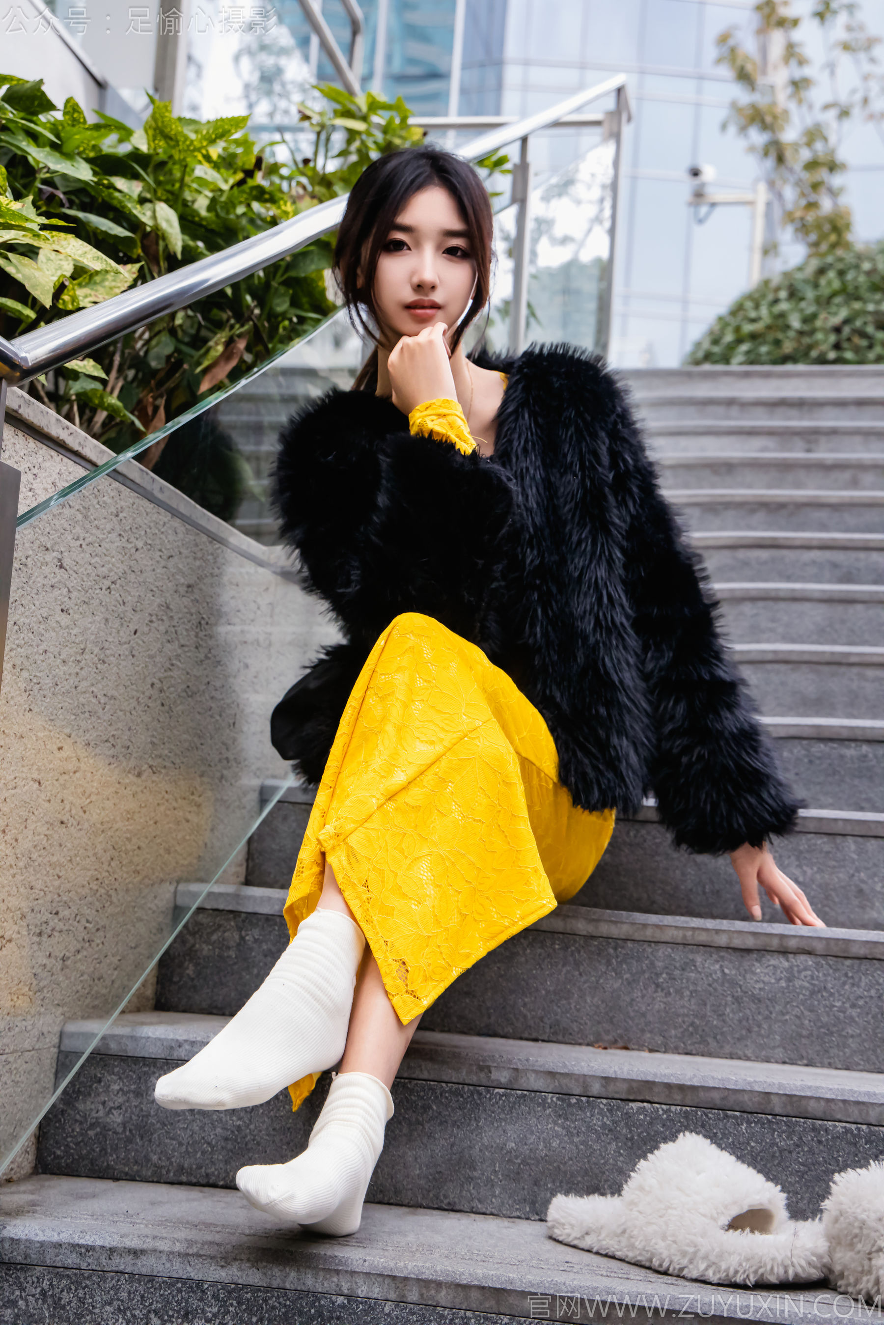 足愉心 No.010 星朵 （搭配：黑色毛衫、黄色连衣裙、绒毛拖鞋、白色棉袜、裸足）/(110P)