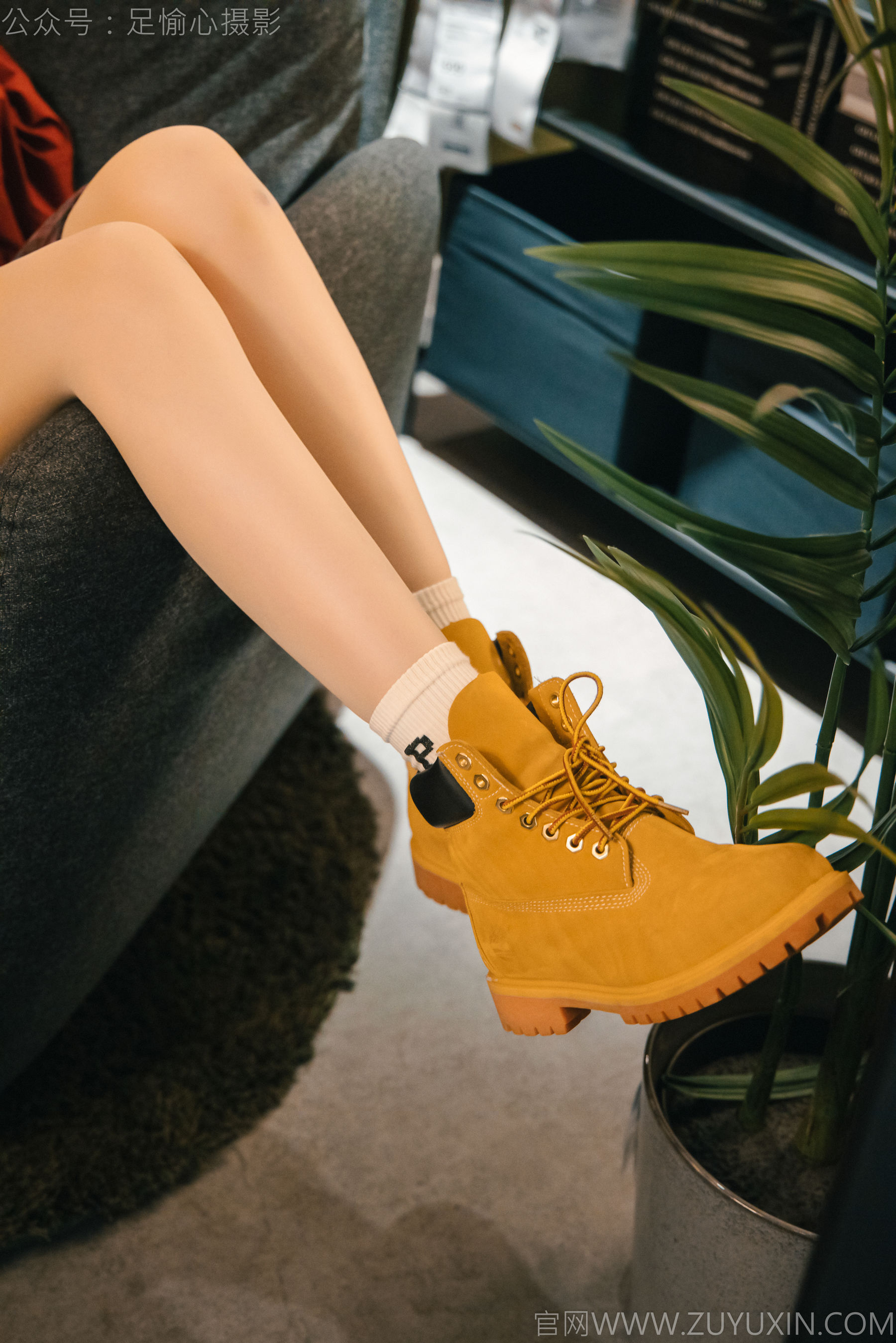 足愉心 No.015 可乐 （搭配：红色夹克、白T、短裙、马丁靴、肉丝色袜、白棉袜）/(120P)