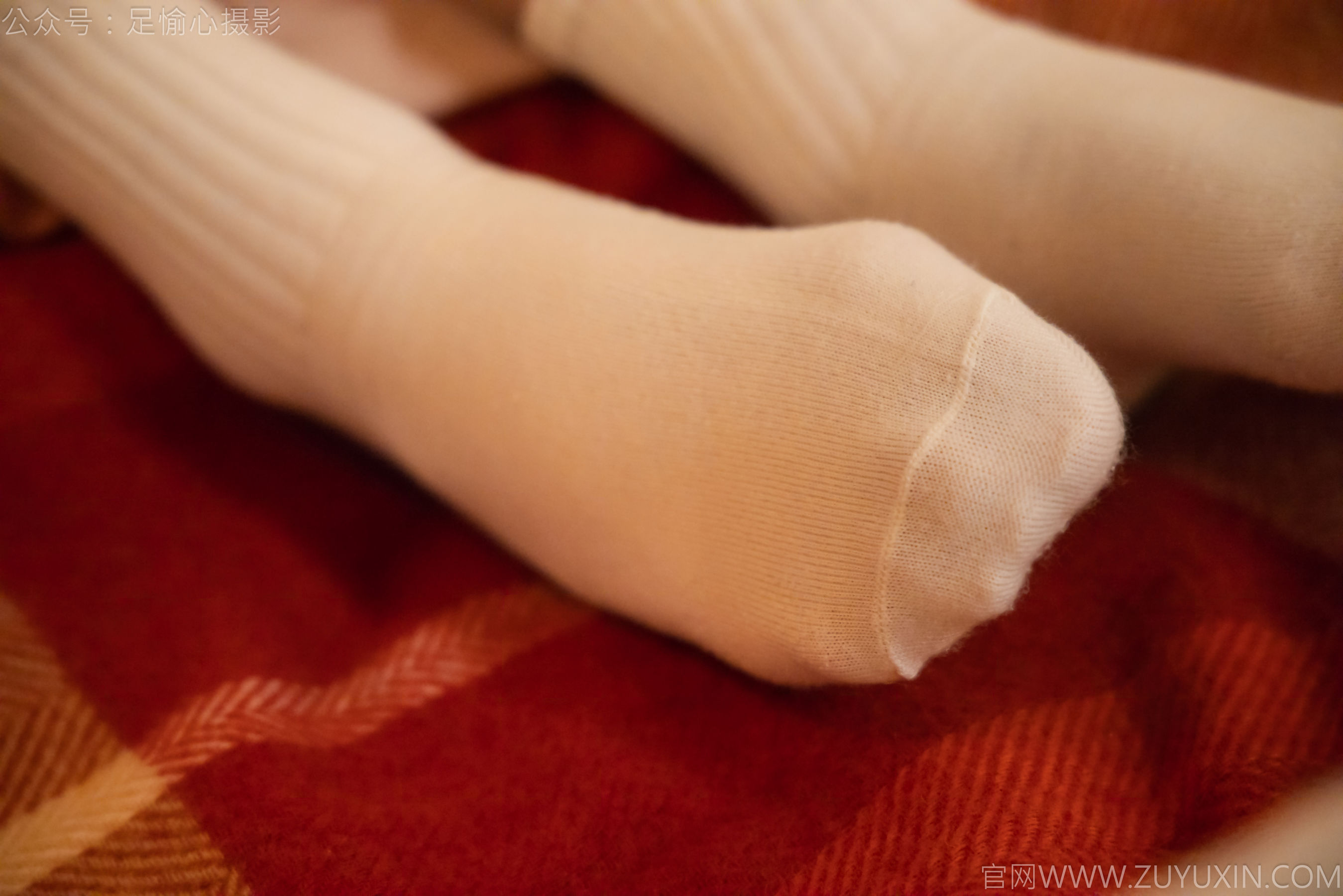 足愉心 No.013 鹿鹿 （搭配：黑色毛衣、白色短裙、洞洞鞋、白色棉袜、裸足）/(110P)