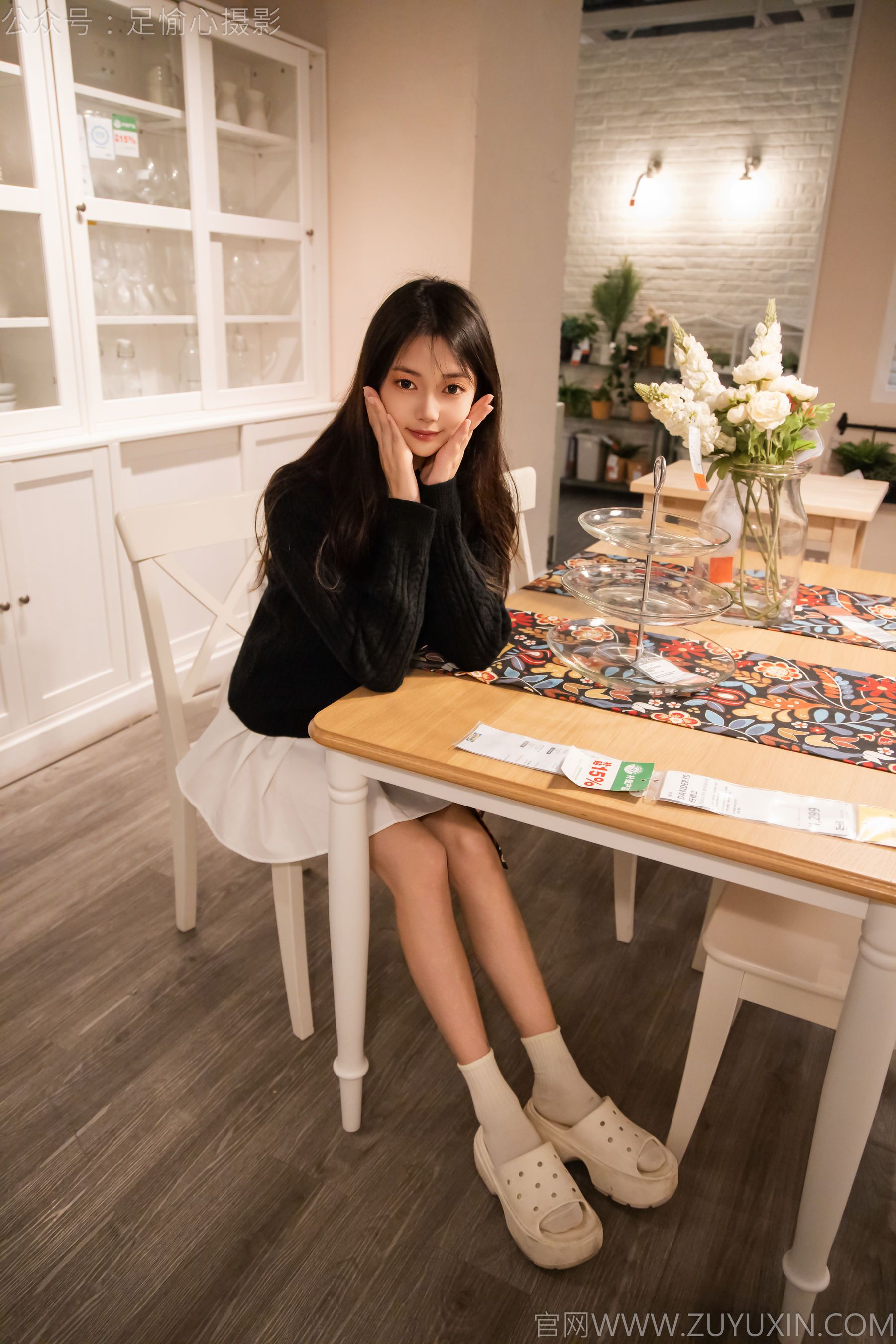 足愉心 No.013 鹿鹿 （搭配：黑色毛衣、白色短裙、洞洞鞋、白色棉袜、裸足）/(110P)