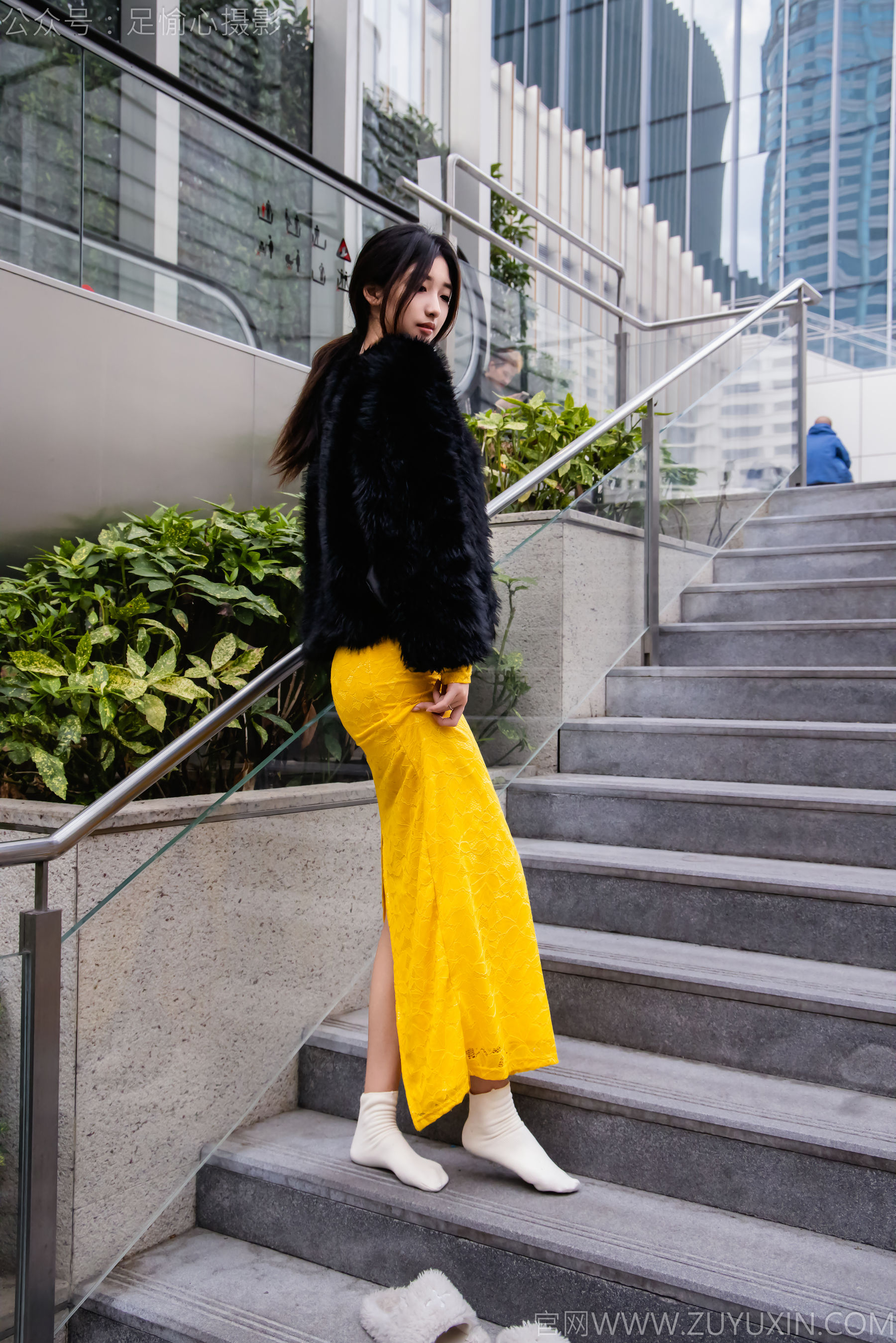 足愉心 No.010 星朵 （搭配：黑色毛衫、黄色连衣裙、绒毛拖鞋、白色棉袜、裸足）/(110P)