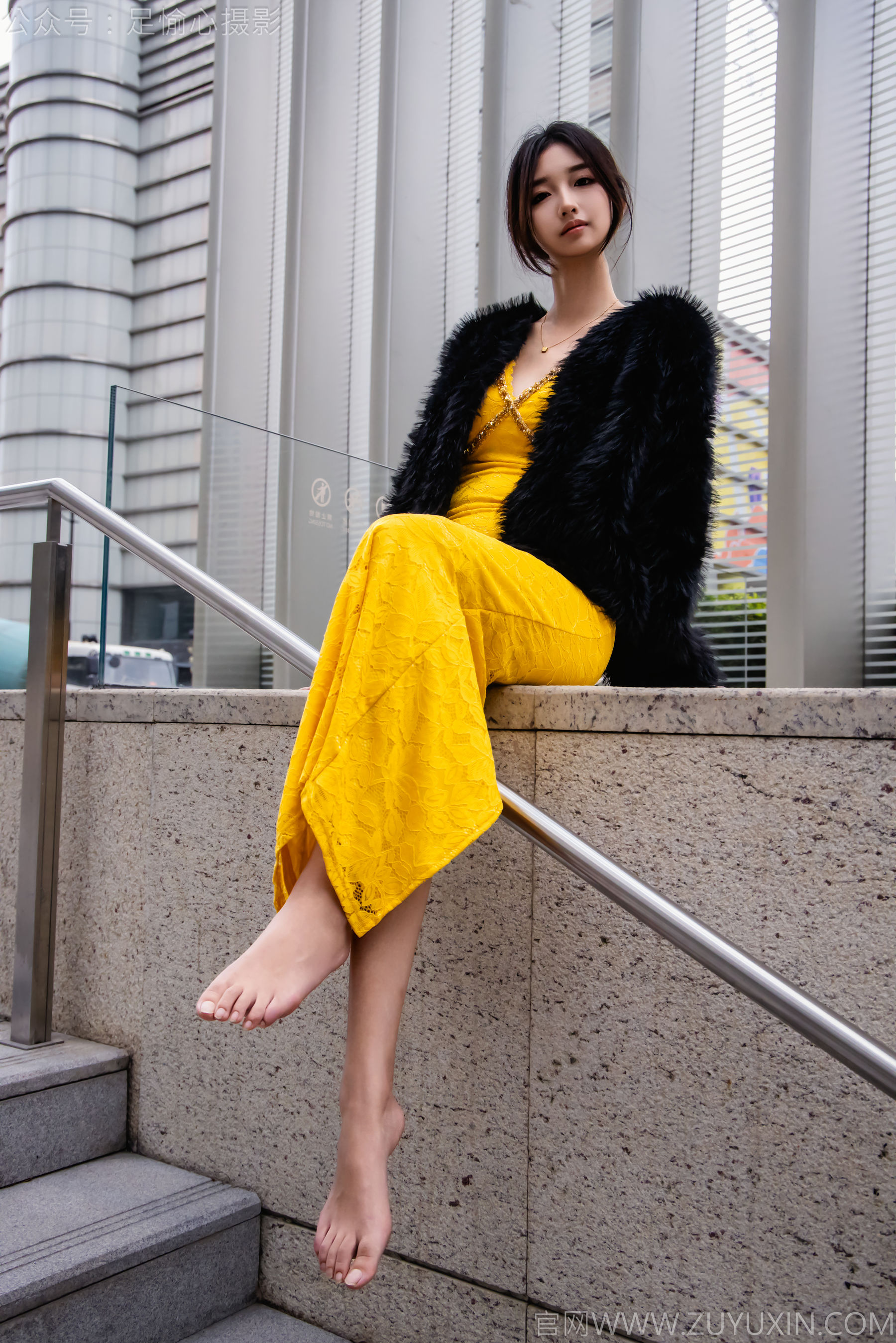 足愉心 No.010 星朵 （搭配：黑色毛衫、黄色连衣裙、绒毛拖鞋、白色棉袜、裸足）/(110P)