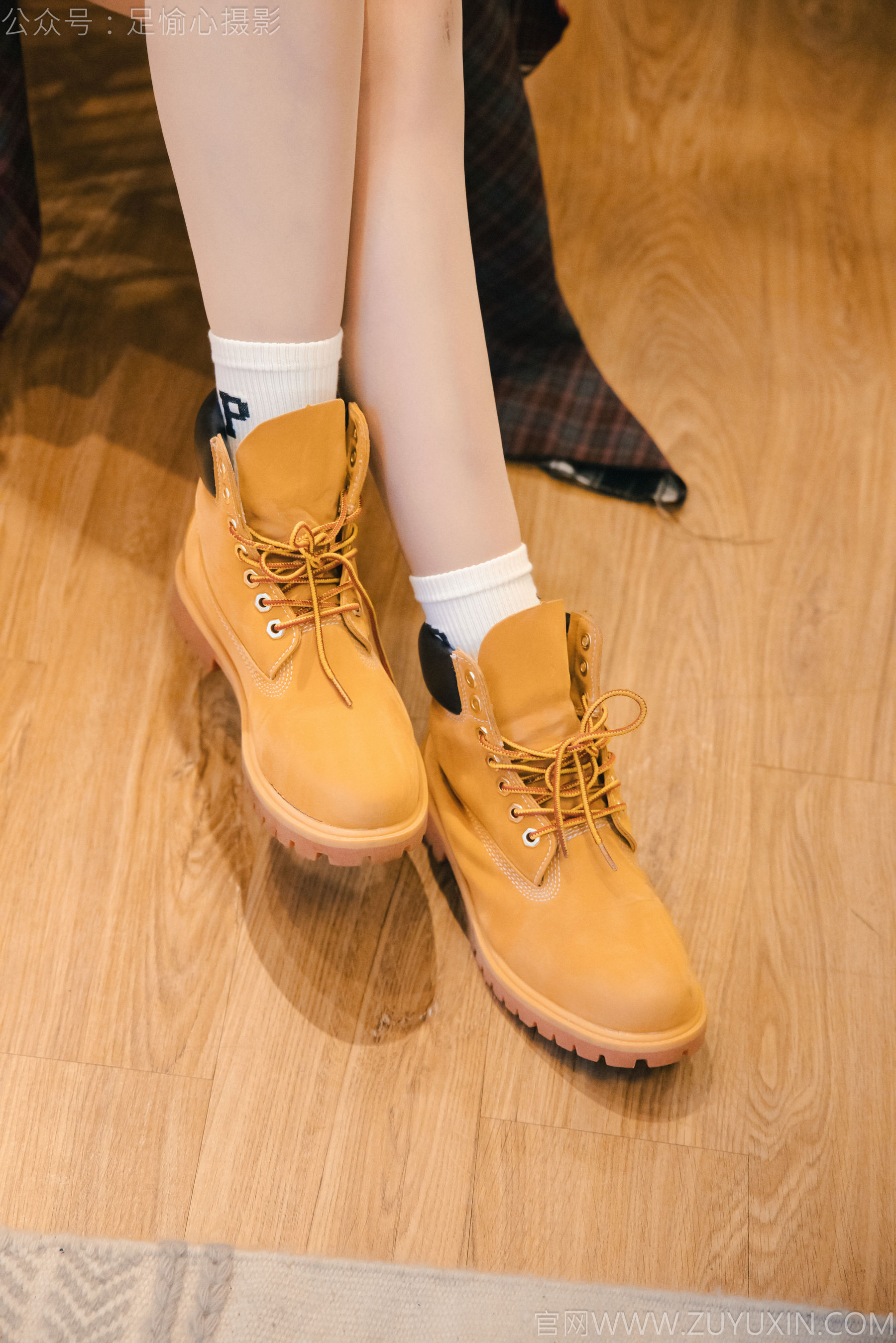 足愉心 No.015 可乐 （搭配：红色夹克、白T、短裙、马丁靴、肉丝色袜、白棉袜）/(120P)