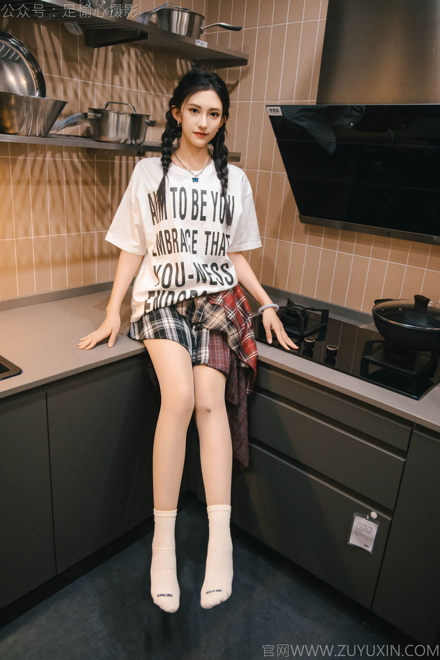 足愉心 No.015 可乐 （搭配：红色夹克、白T、短裙、马丁靴、肉丝色袜、白棉袜）/(120P)