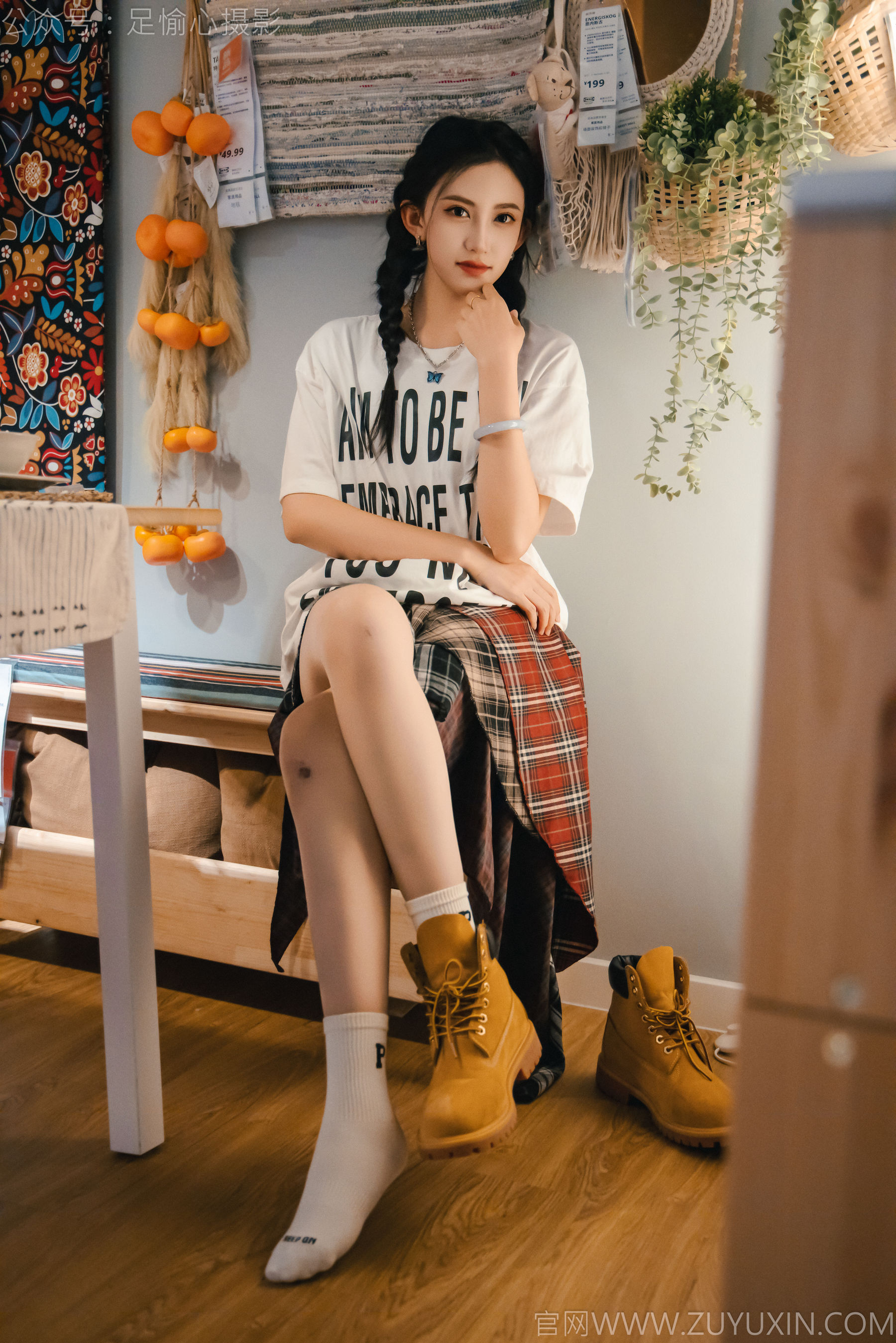 足愉心 No.015 可乐 （搭配：红色夹克、白T、短裙、马丁靴、肉丝色袜、白棉袜）/(120P)