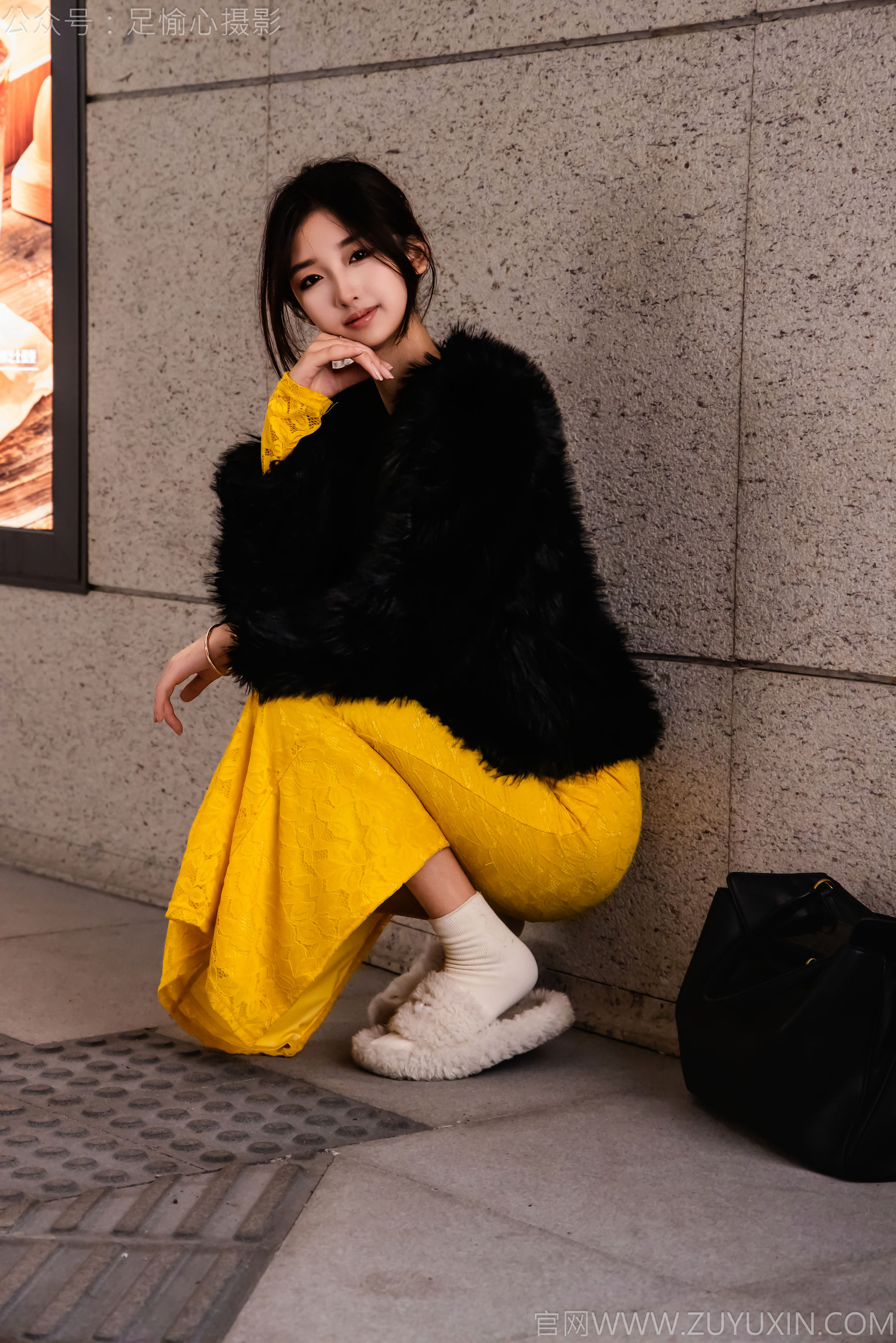 足愉心 No.010 星朵 （搭配：黑色毛衫、黄色连衣裙、绒毛拖鞋、白色棉袜、裸足）/(110P)