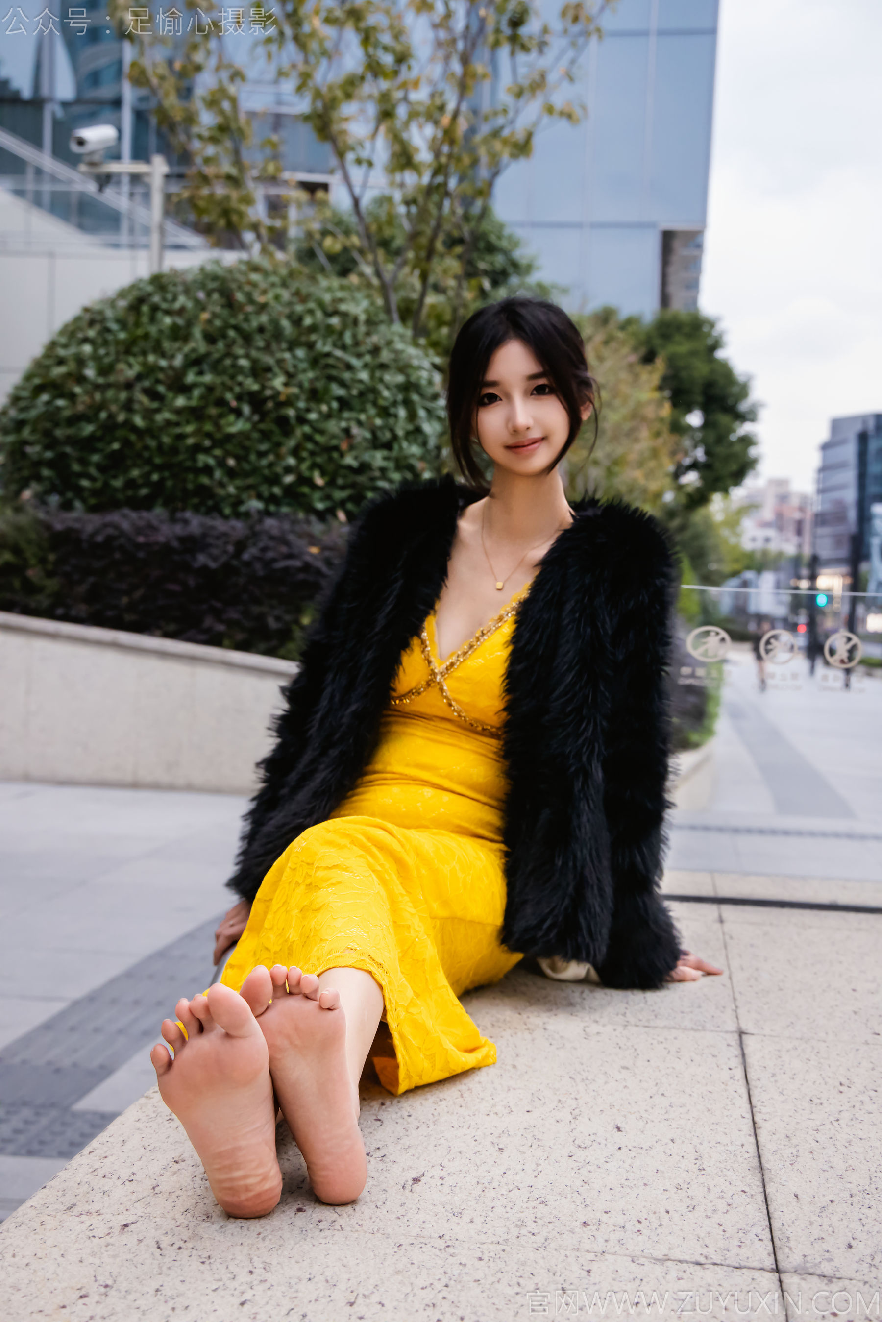 足愉心 No.010 星朵 （搭配：黑色毛衫、黄色连衣裙、绒毛拖鞋、白色棉袜、裸足）/(110P)