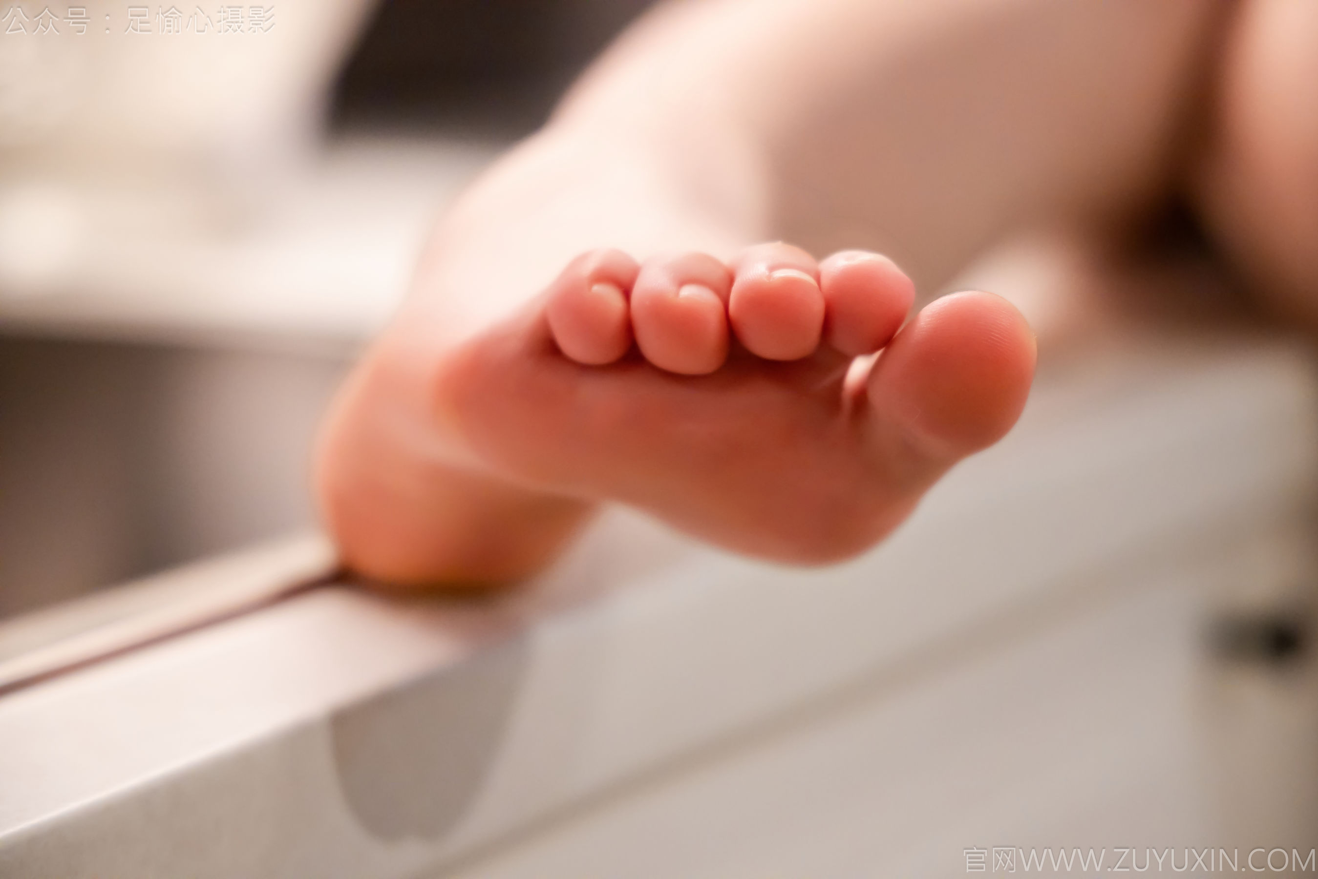 足愉心 No.014 心凌 （搭配：粉色上衣、灰色短裤、宽松板鞋、白色棉袜、裸足）/(125P)