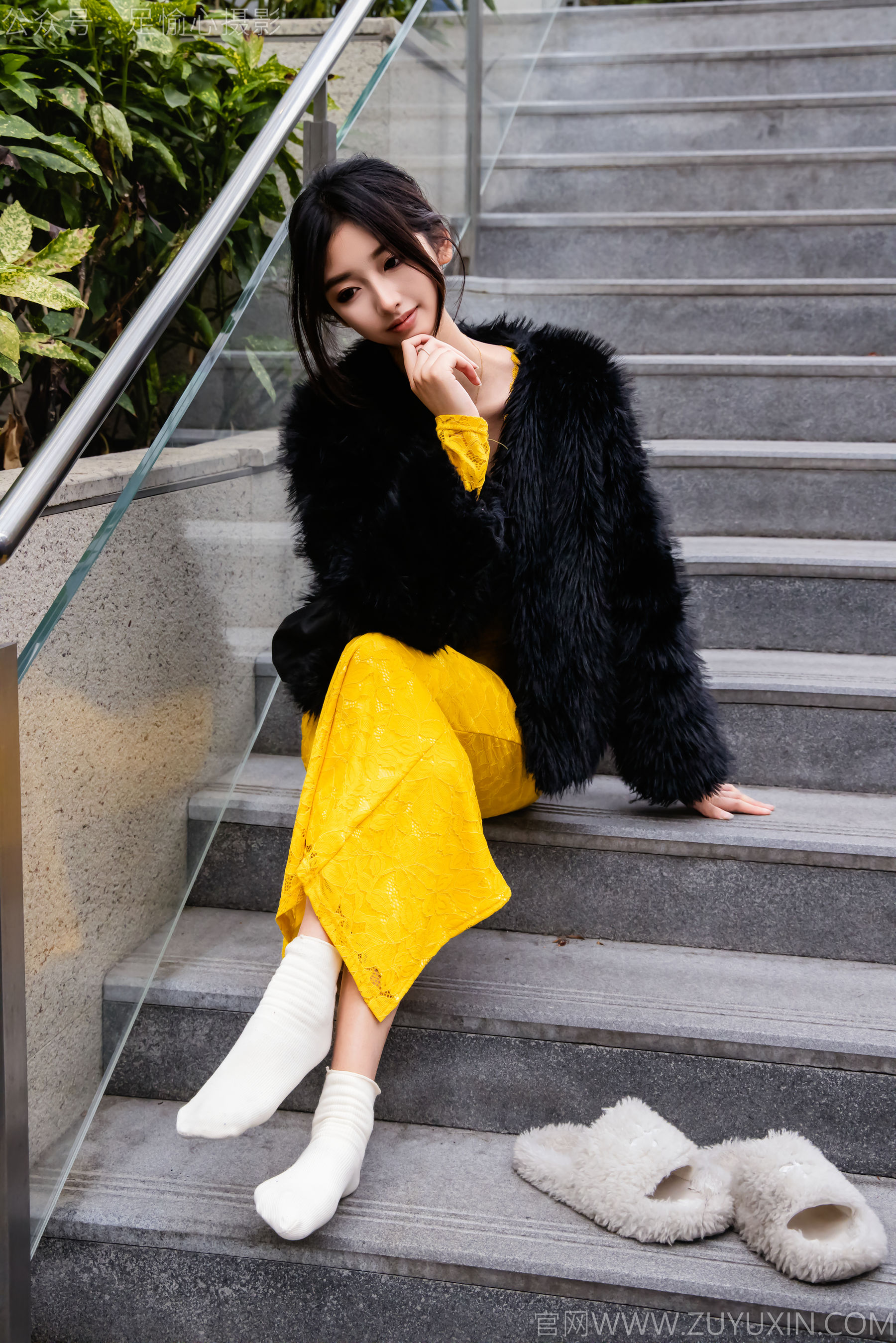 足愉心 No.010 星朵 （搭配：黑色毛衫、黄色连衣裙、绒毛拖鞋、白色棉袜、裸足）/(110P)