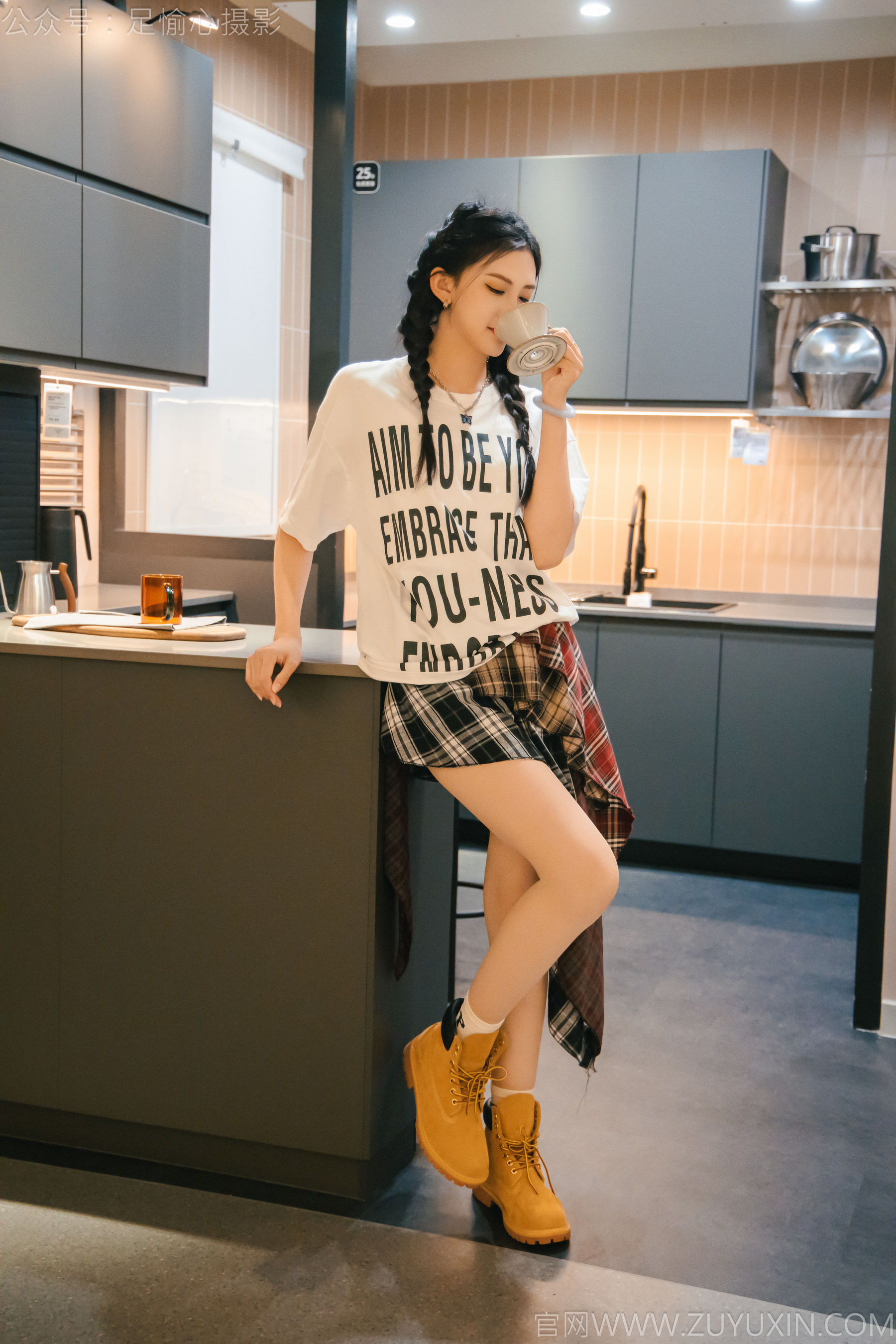 足愉心 No.015 可乐 （搭配：红色夹克、白T、短裙、马丁靴、肉丝色袜、白棉袜）/(120P)