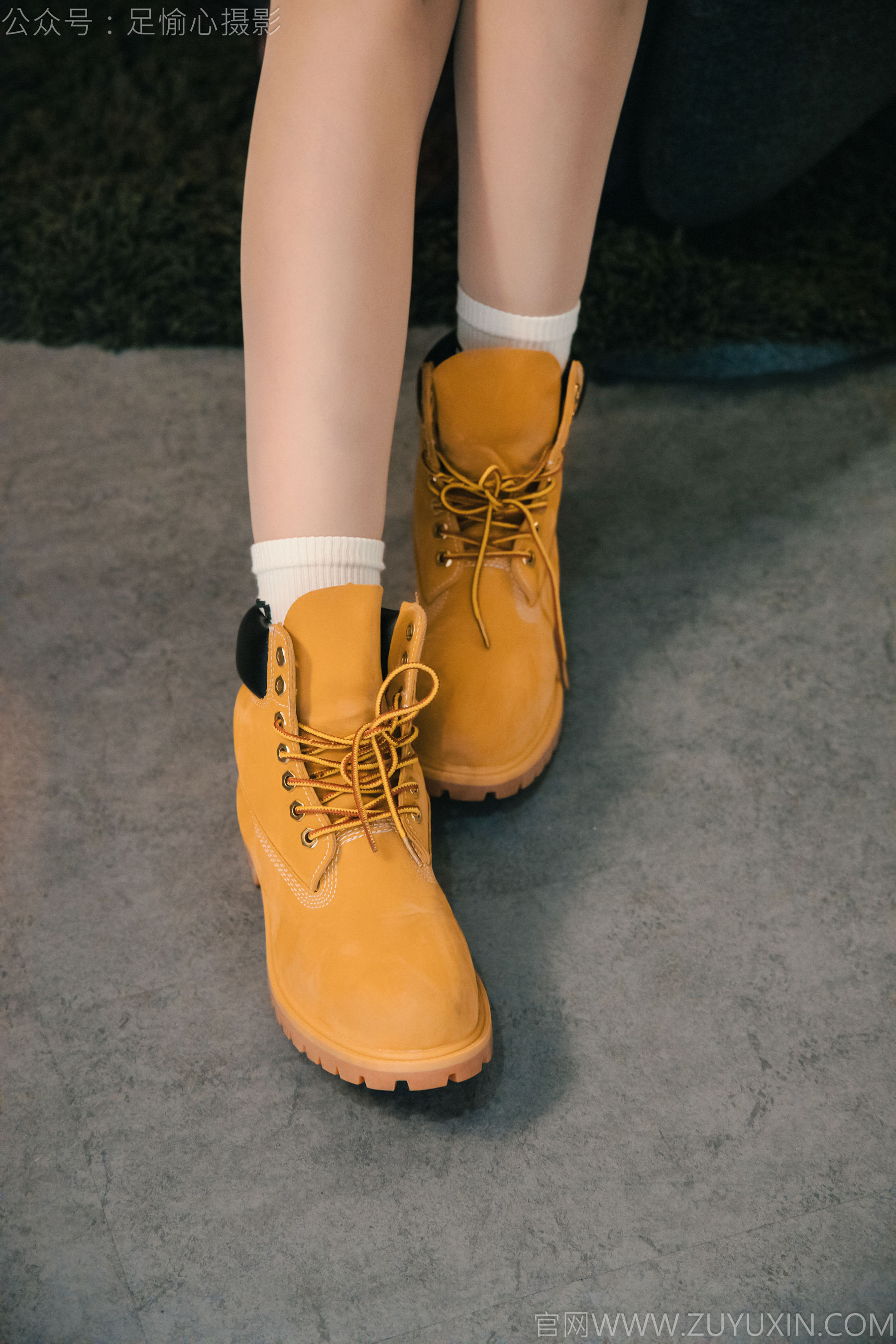 足愉心 No.015 可乐 （搭配：红色夹克、白T、短裙、马丁靴、肉丝色袜、白棉袜）/(120P)