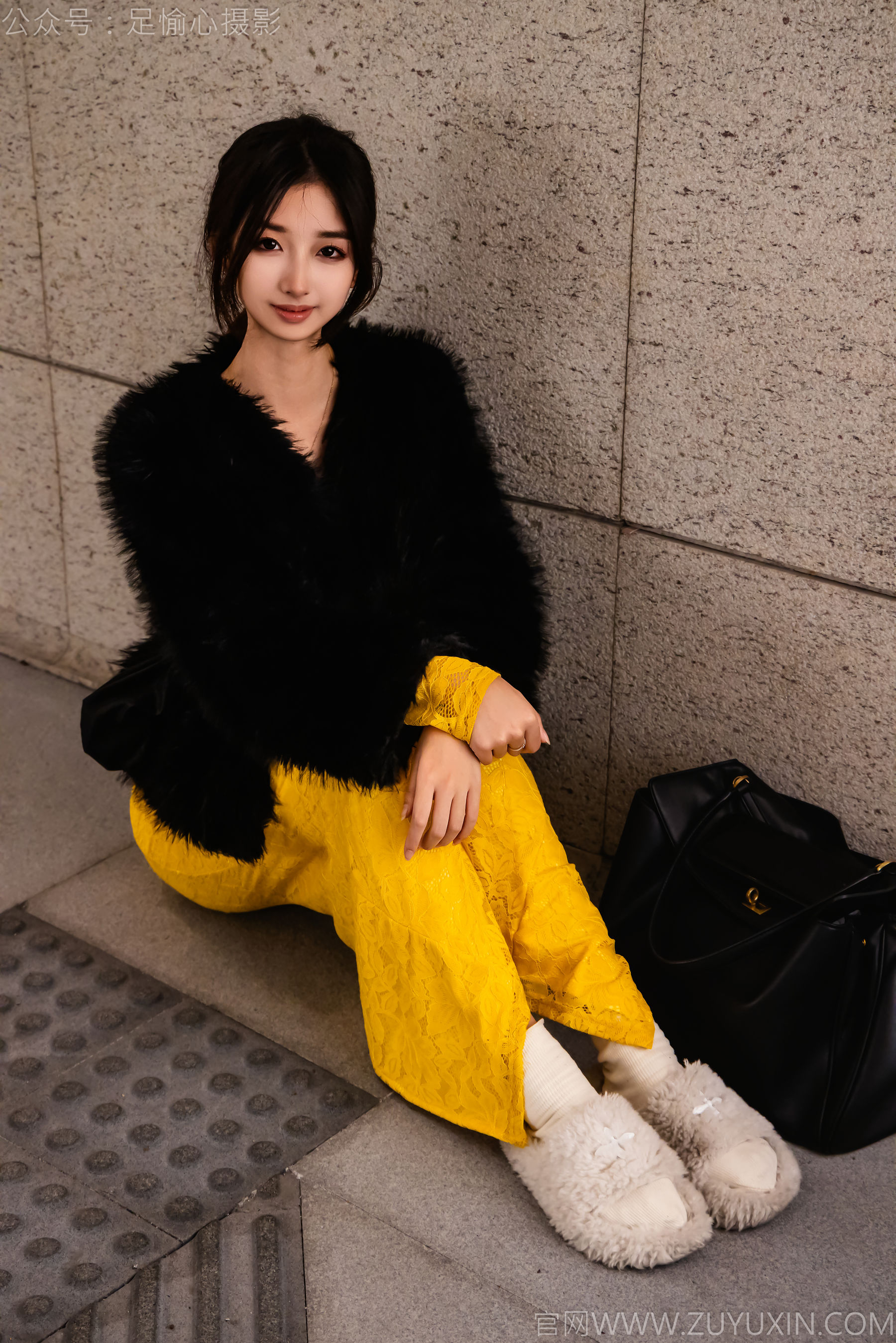 足愉心 No.010 星朵 （搭配：黑色毛衫、黄色连衣裙、绒毛拖鞋、白色棉袜、裸足）/(110P)