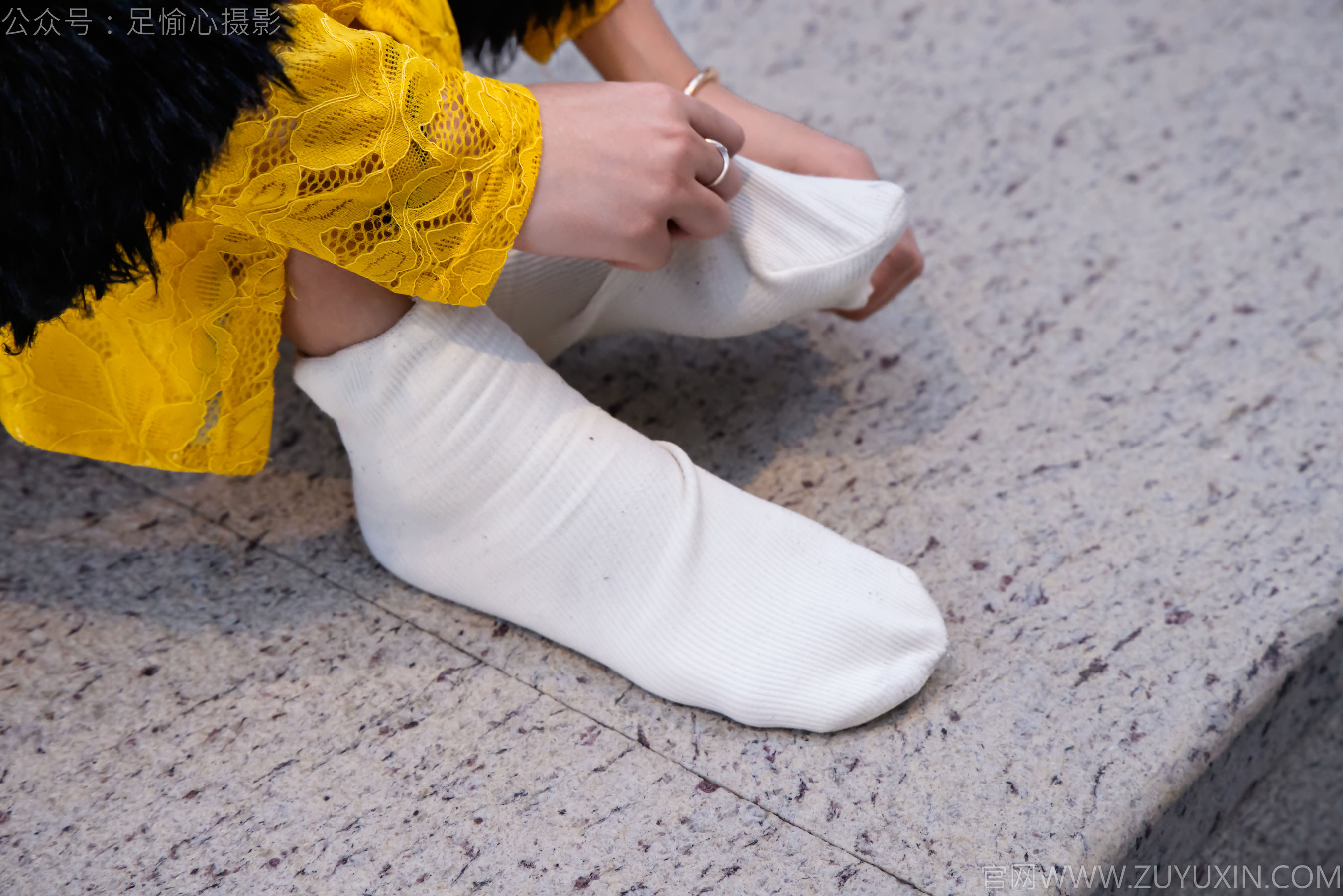足愉心 No.010 星朵 （搭配：黑色毛衫、黄色连衣裙、绒毛拖鞋、白色棉袜、裸足）/(110P)