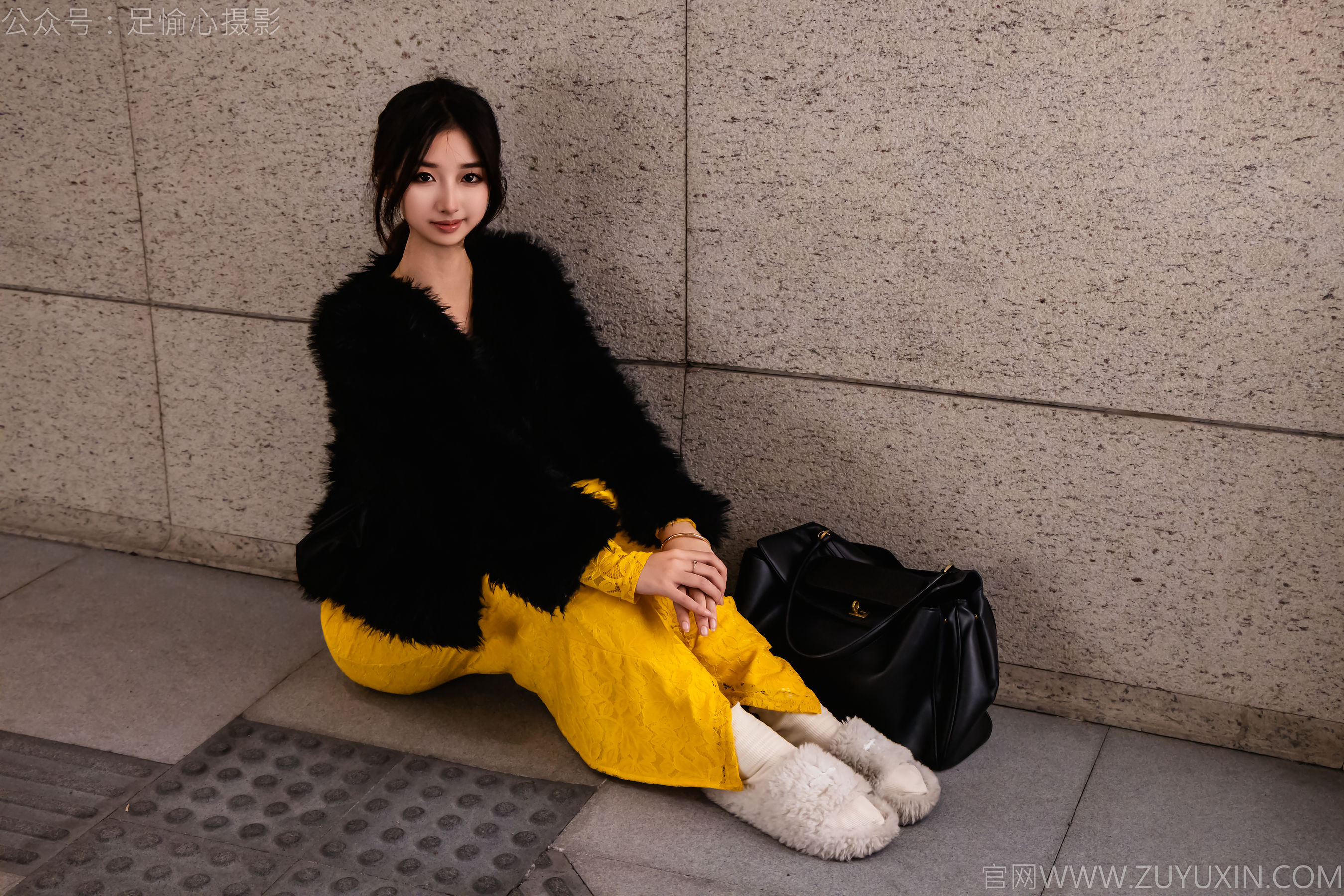 足愉心 No.010 星朵 （搭配：黑色毛衫、黄色连衣裙、绒毛拖鞋、白色棉袜、裸足）/(110P)