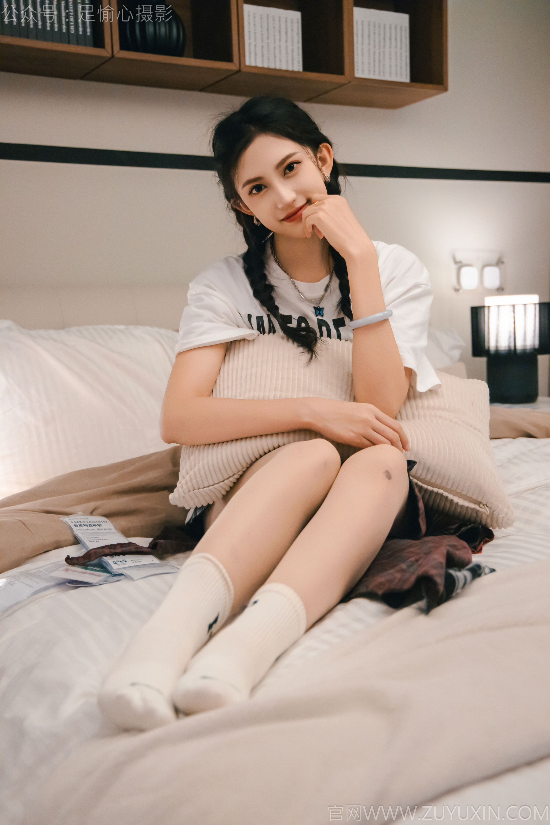 足愉心 No.015 可乐 （搭配：红色夹克、白T、短裙、马丁靴、肉丝色袜、白棉袜）/(120P)