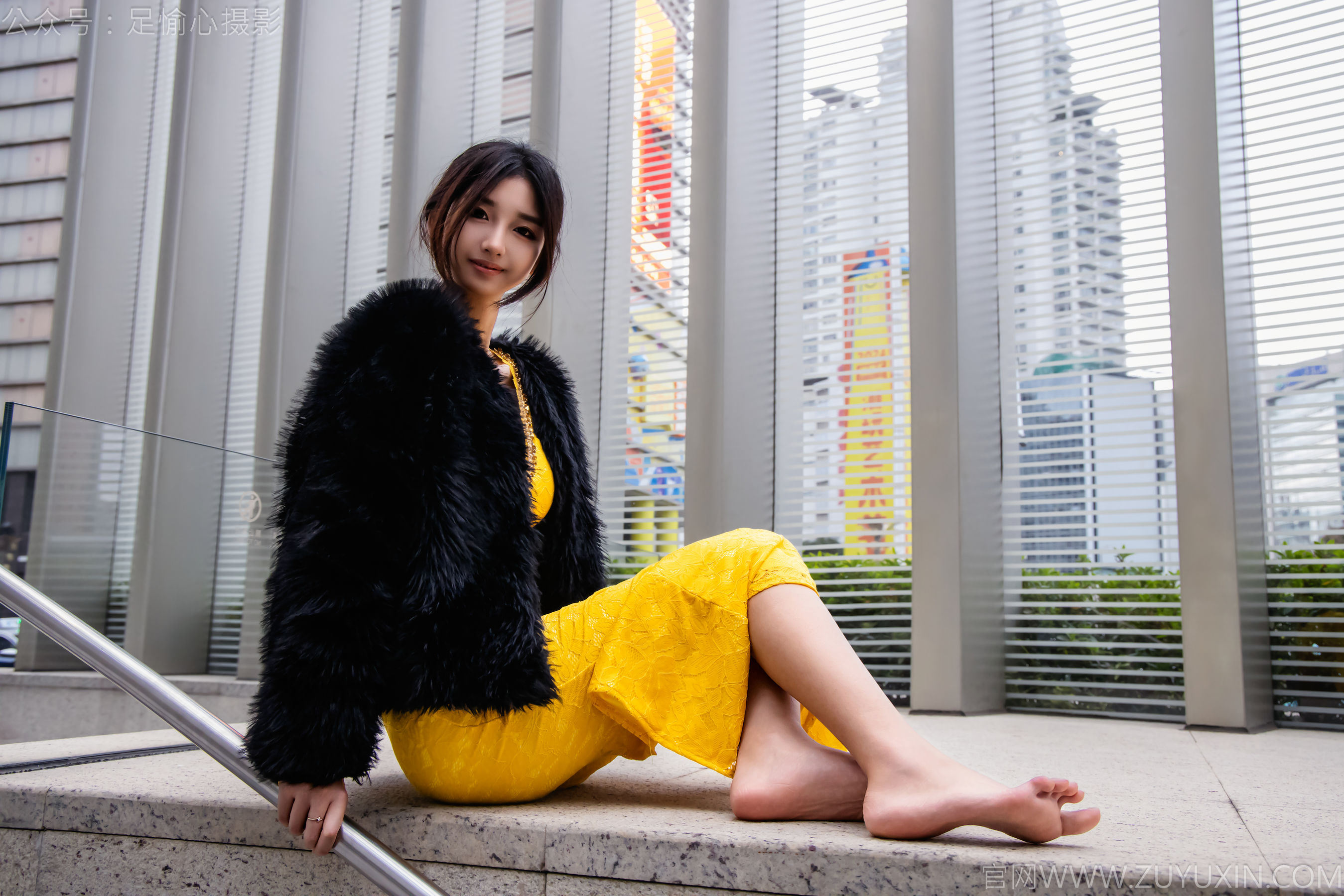 足愉心 No.010 星朵 （搭配：黑色毛衫、黄色连衣裙、绒毛拖鞋、白色棉袜、裸足）/(110P)