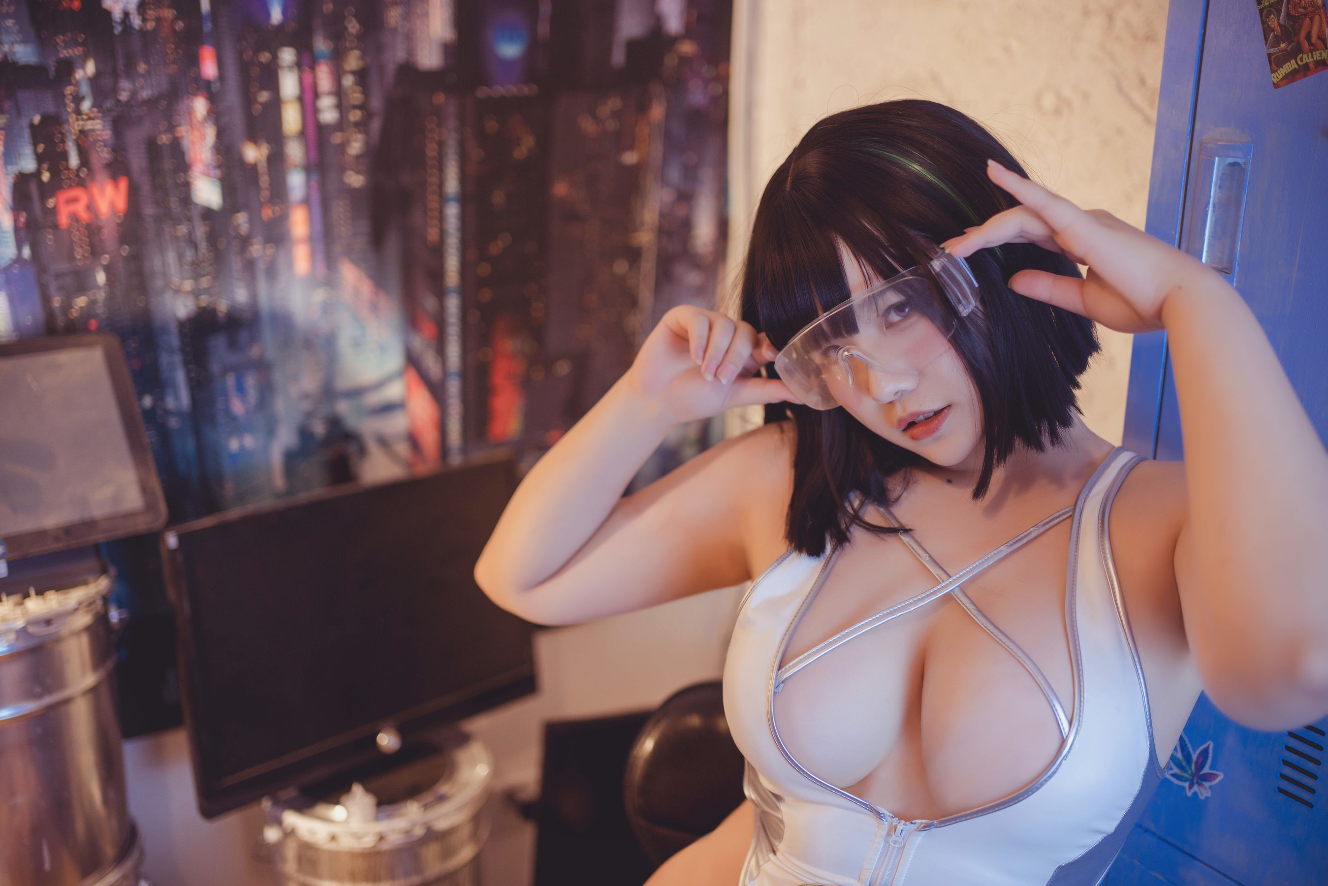 阿半今天很开心 - 银色泳装/(435P)