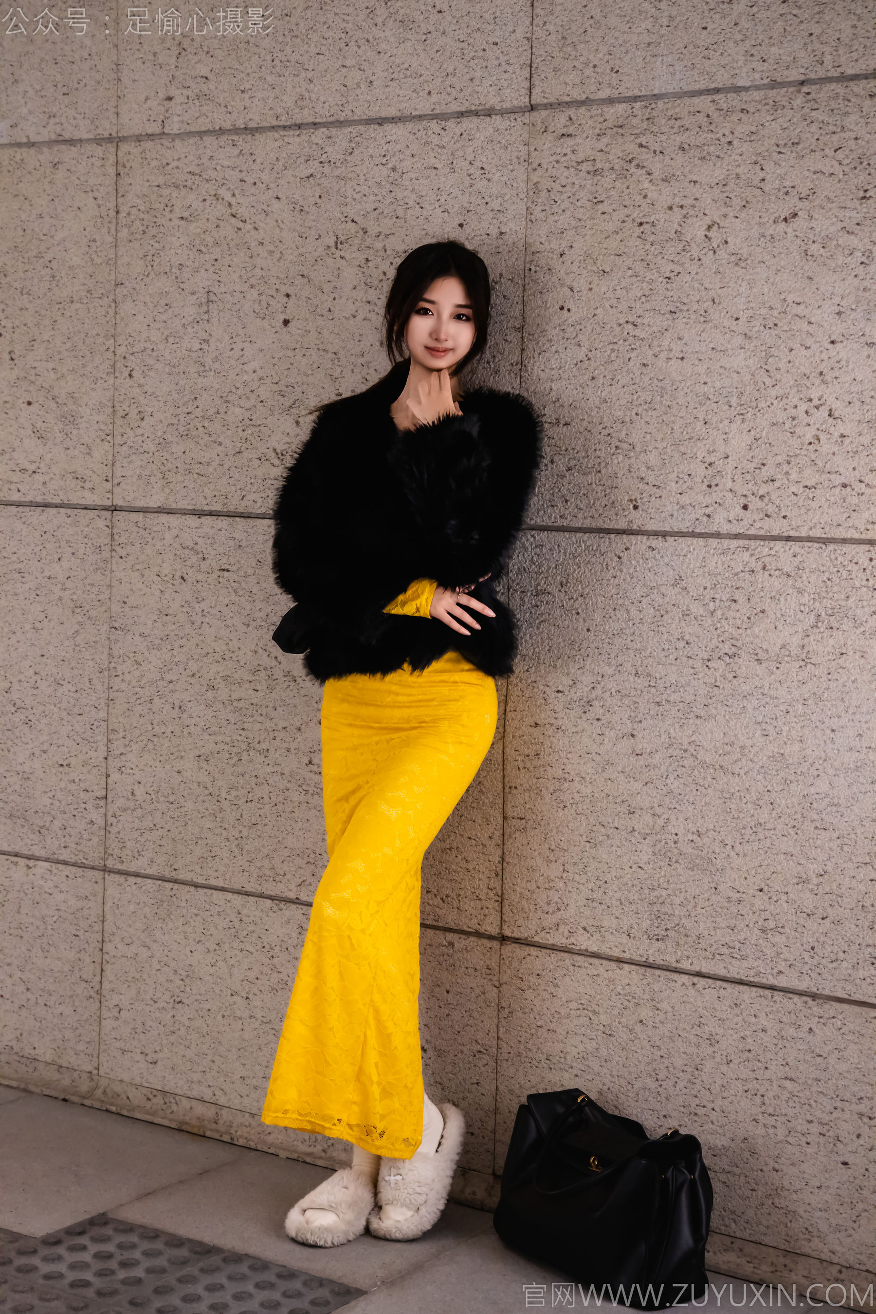 足愉心 No.010 星朵 （搭配：黑色毛衫、黄色连衣裙、绒毛拖鞋、白色棉袜、裸足）/(110P)