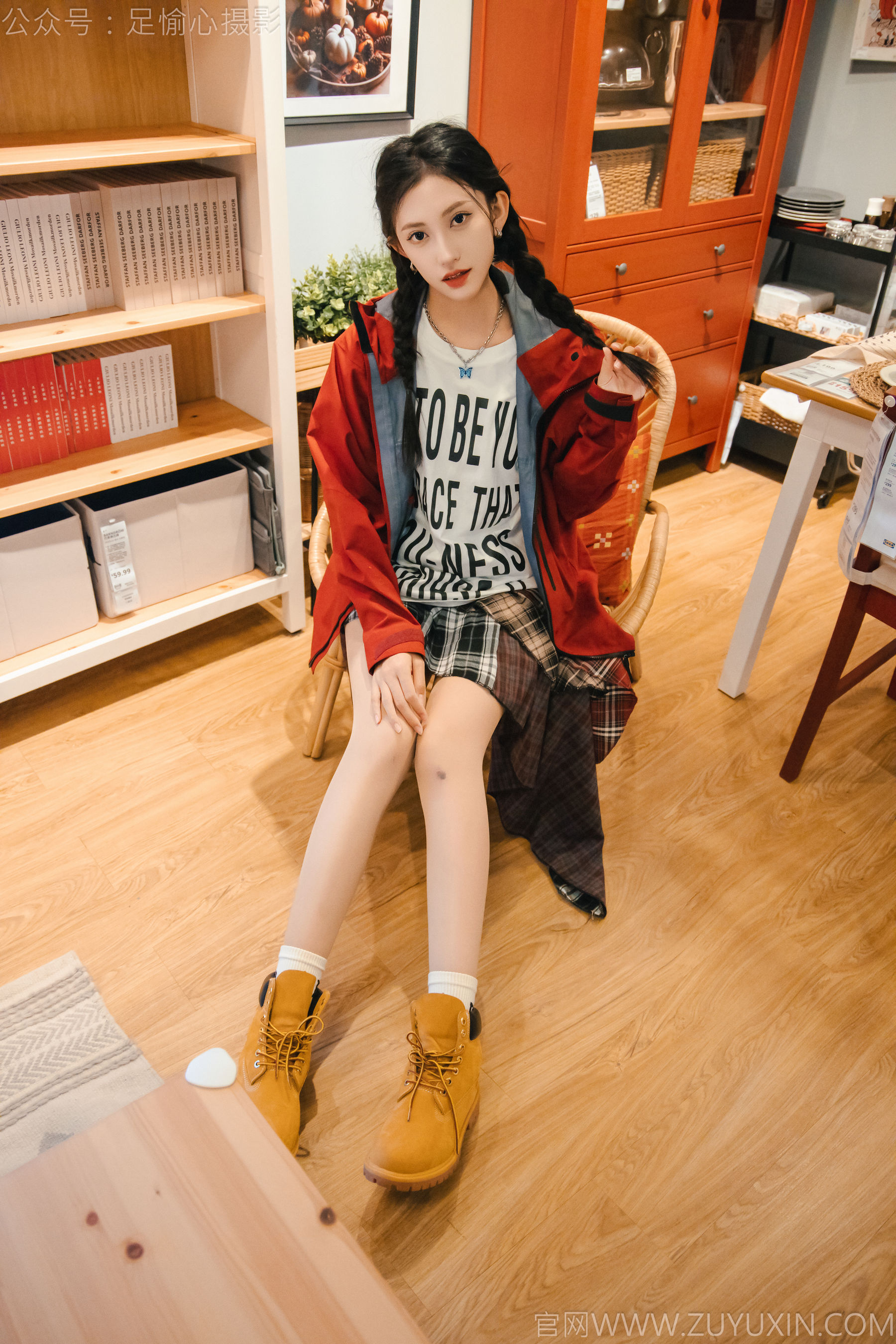 足愉心 No.015 可乐 （搭配：红色夹克、白T、短裙、马丁靴、肉丝色袜、白棉袜）/(120P)