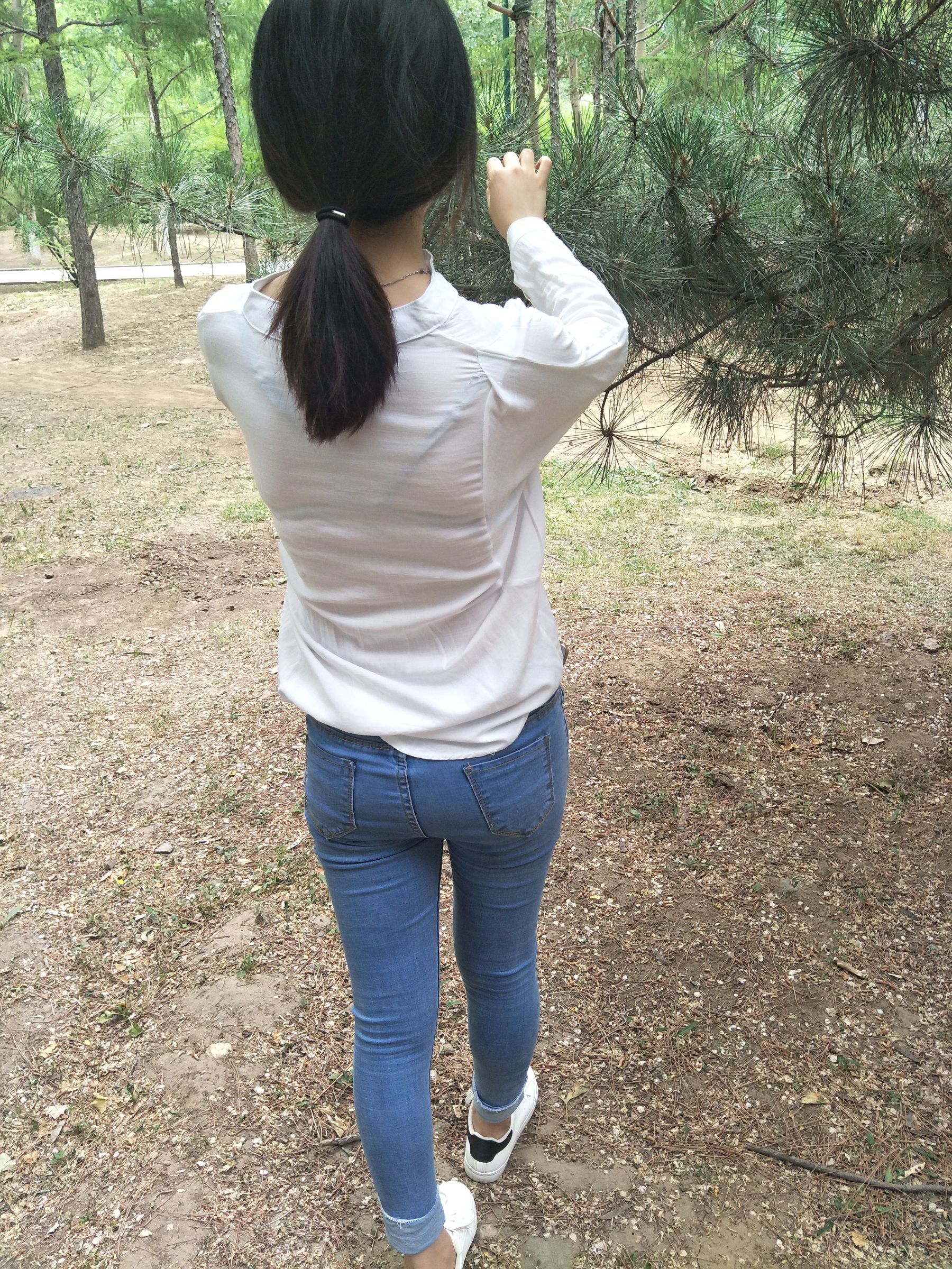 紧身堂妹约出换网袜/(234P)