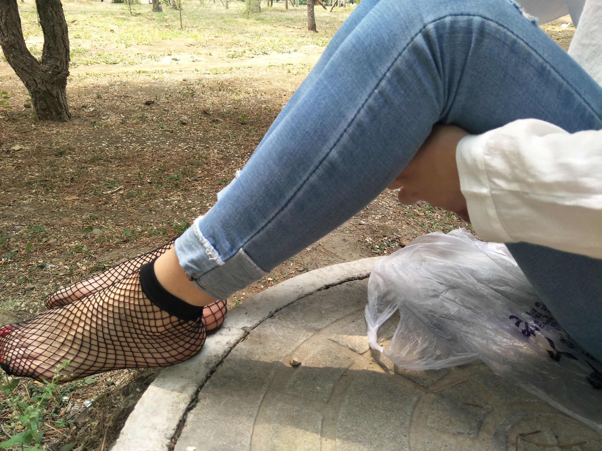 紧身堂妹约出换网袜/(234P)