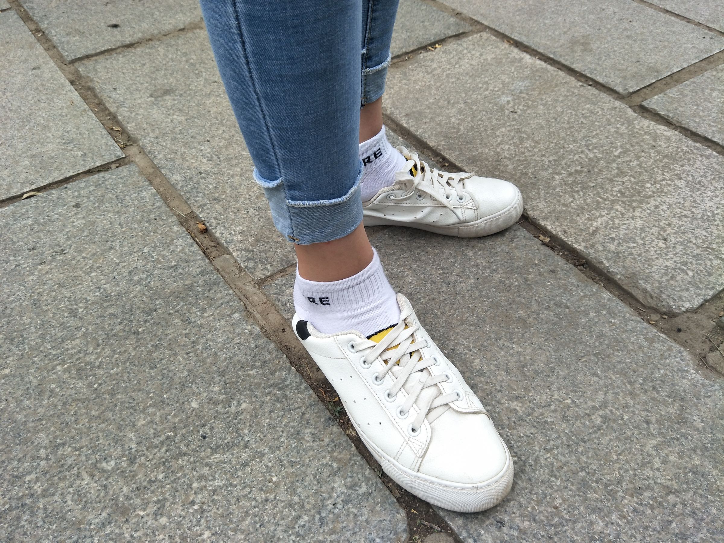 紧身堂妹约出换网袜/(234P)