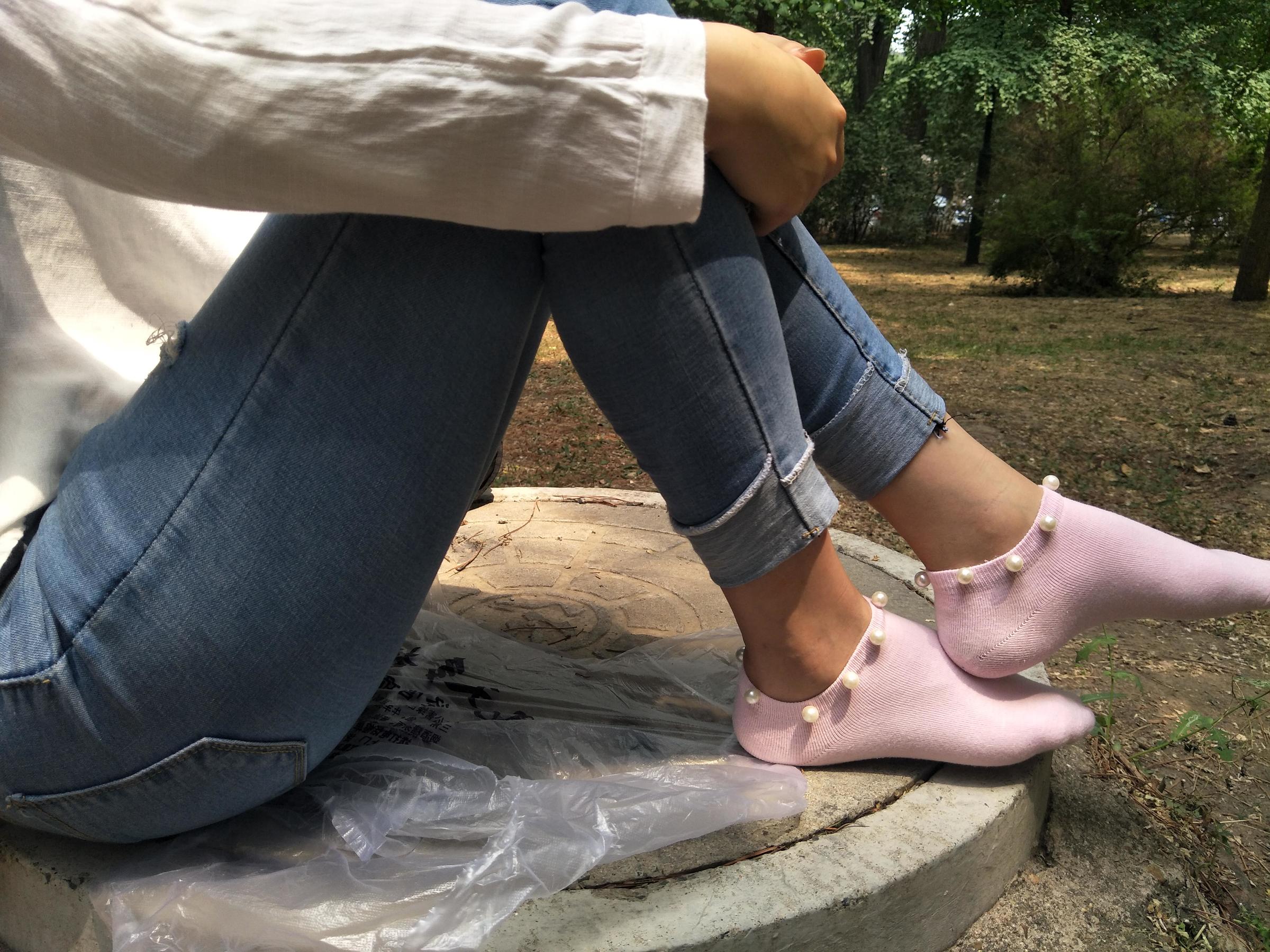 紧身堂妹约出换网袜/(234P)