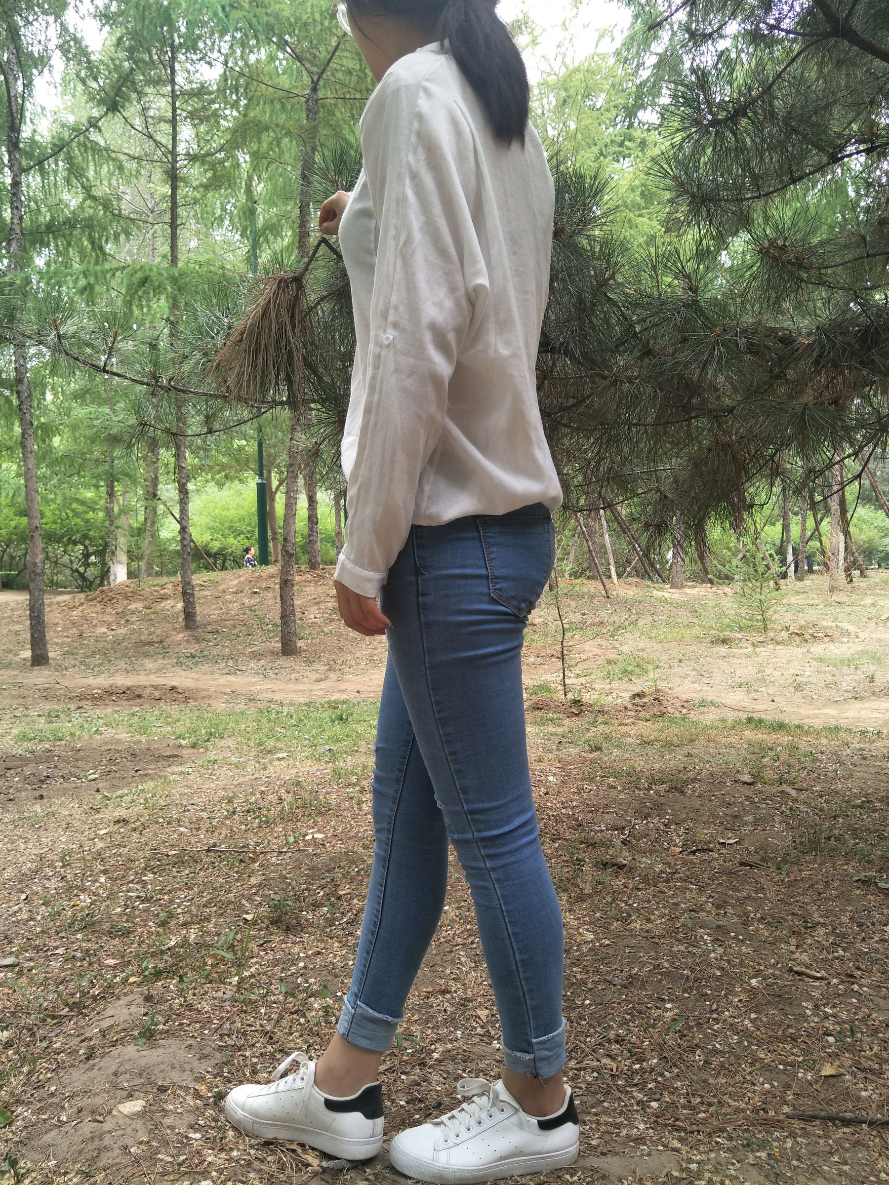 紧身堂妹约出换网袜/(234P)