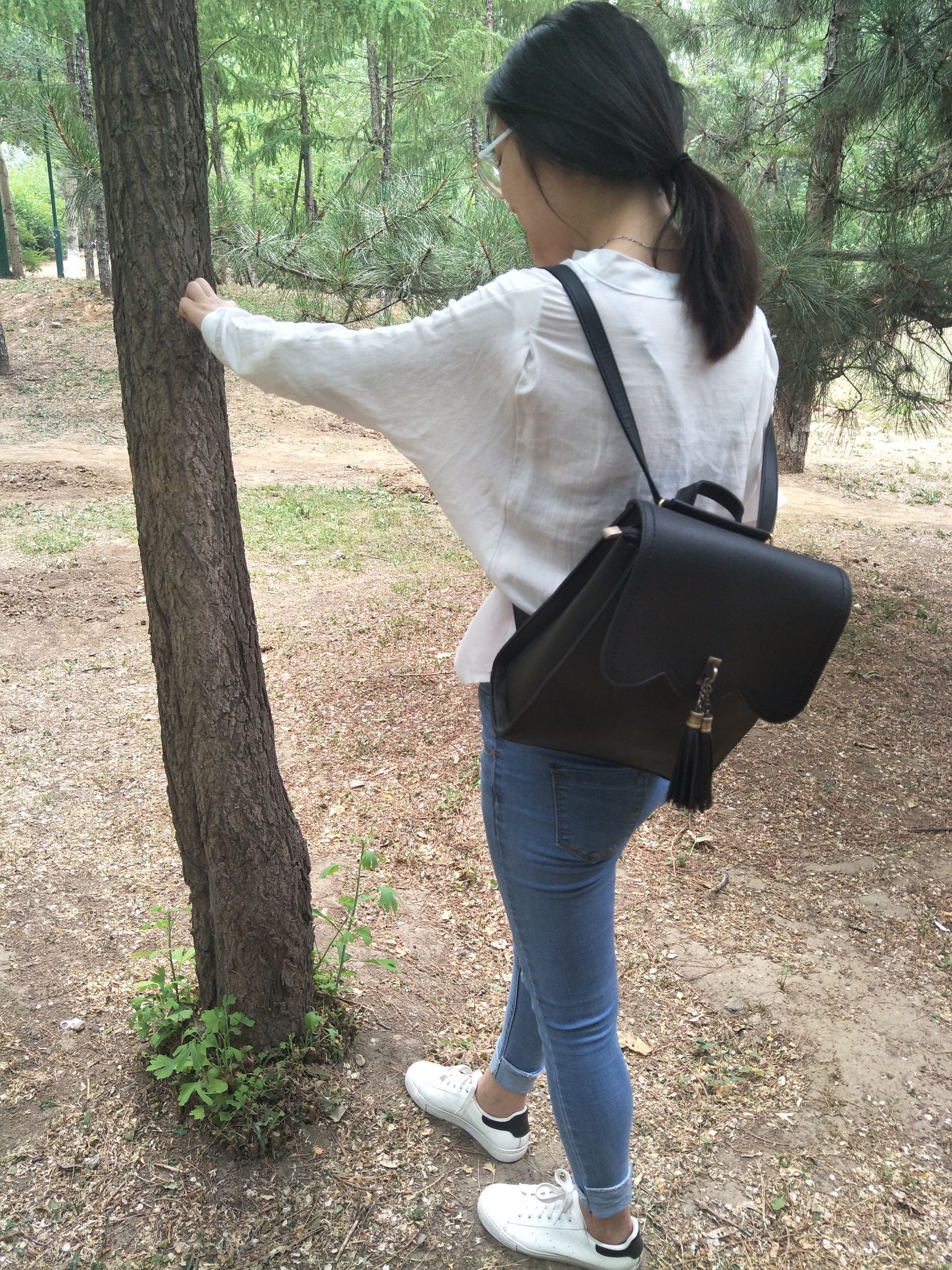 紧身堂妹约出换网袜/(234P)