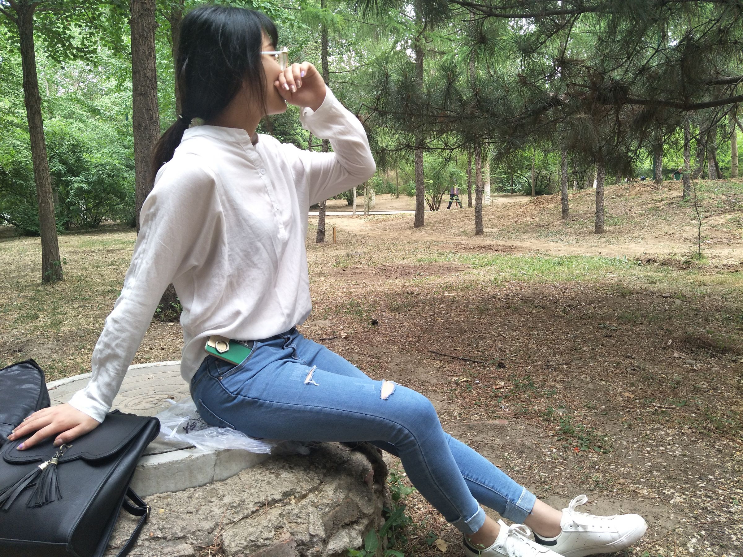 紧身堂妹约出换网袜/(234P)