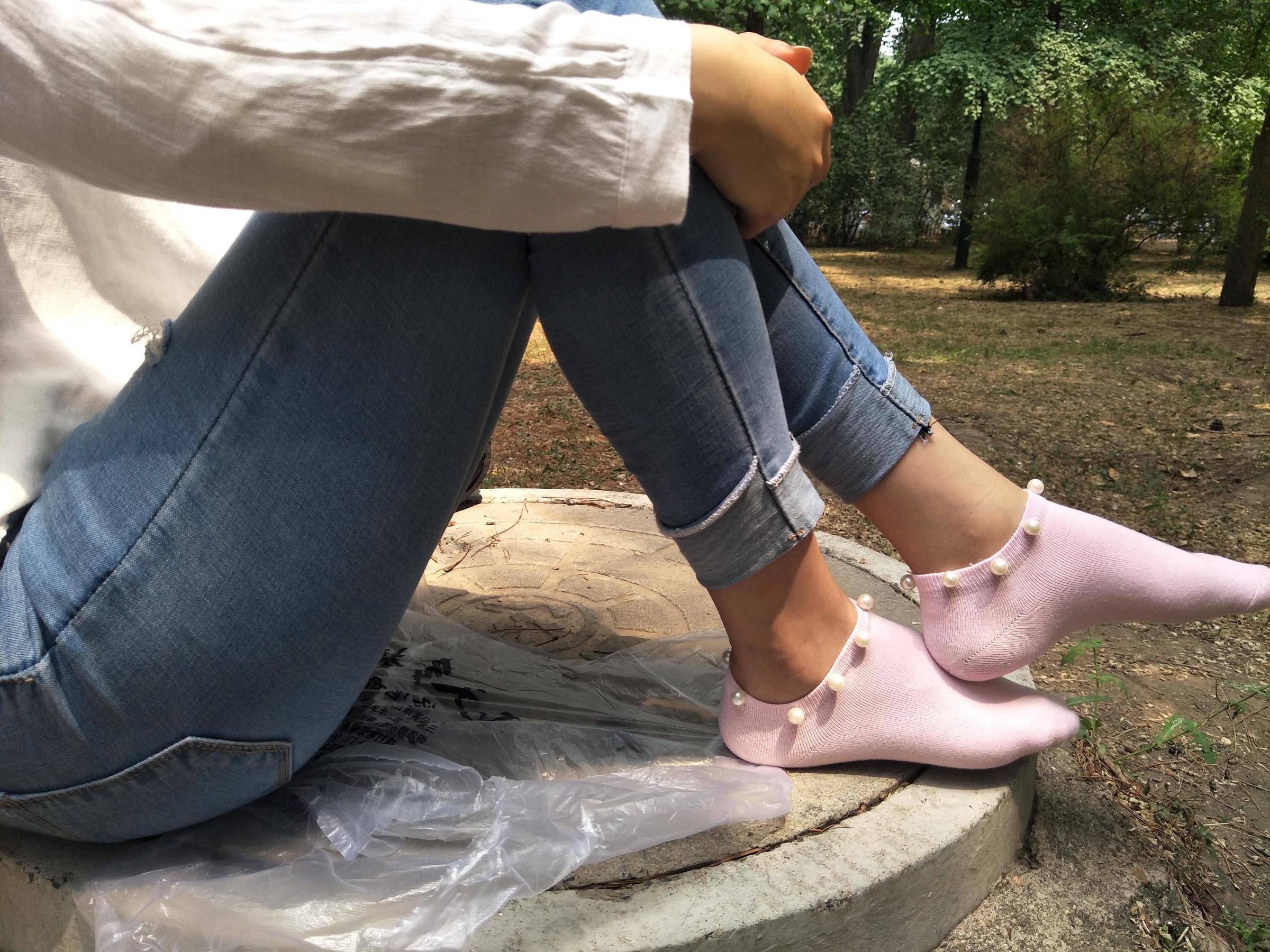 紧身堂妹约出换网袜/(234P)