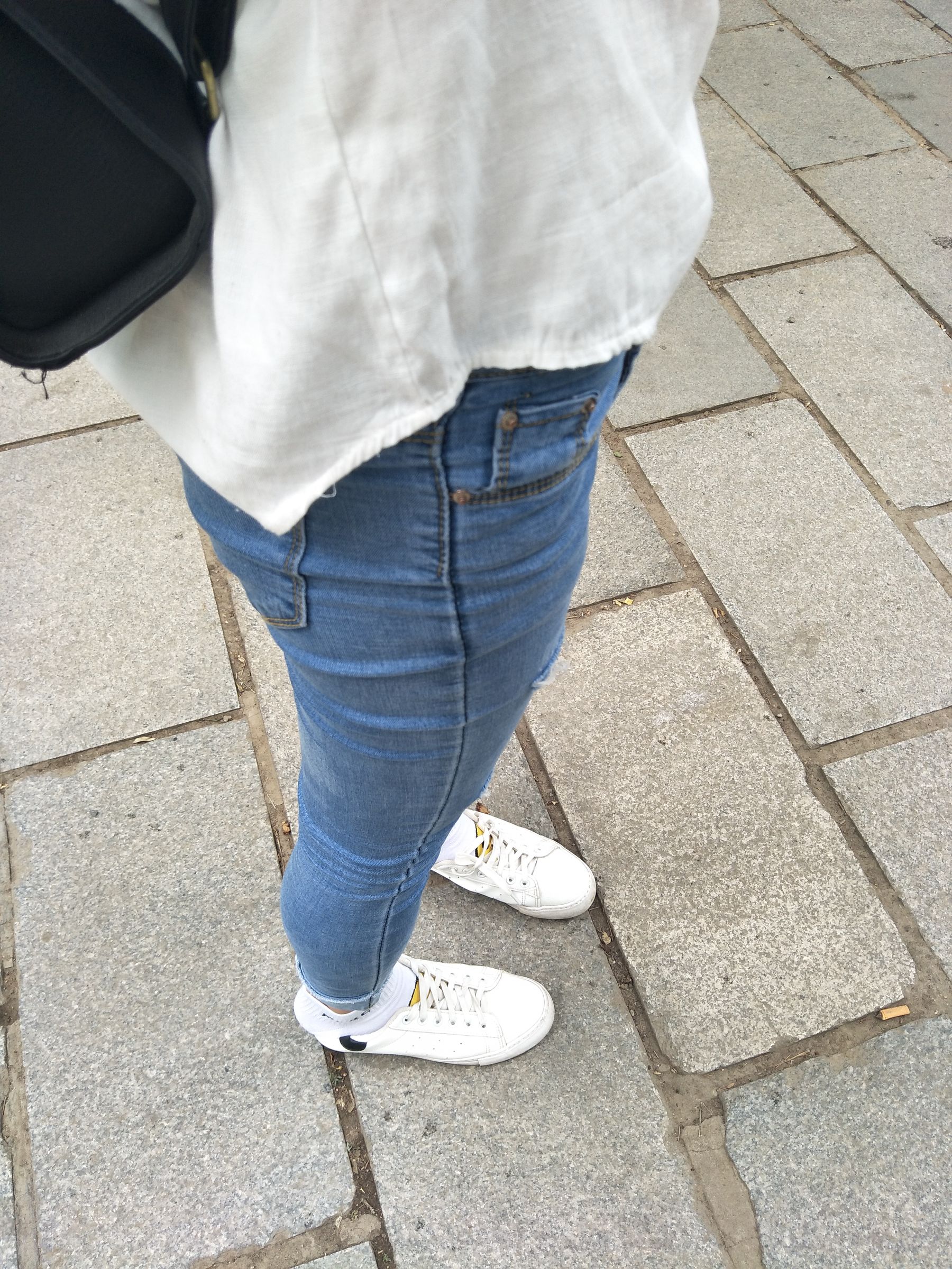 紧身堂妹约出换网袜/(234P)