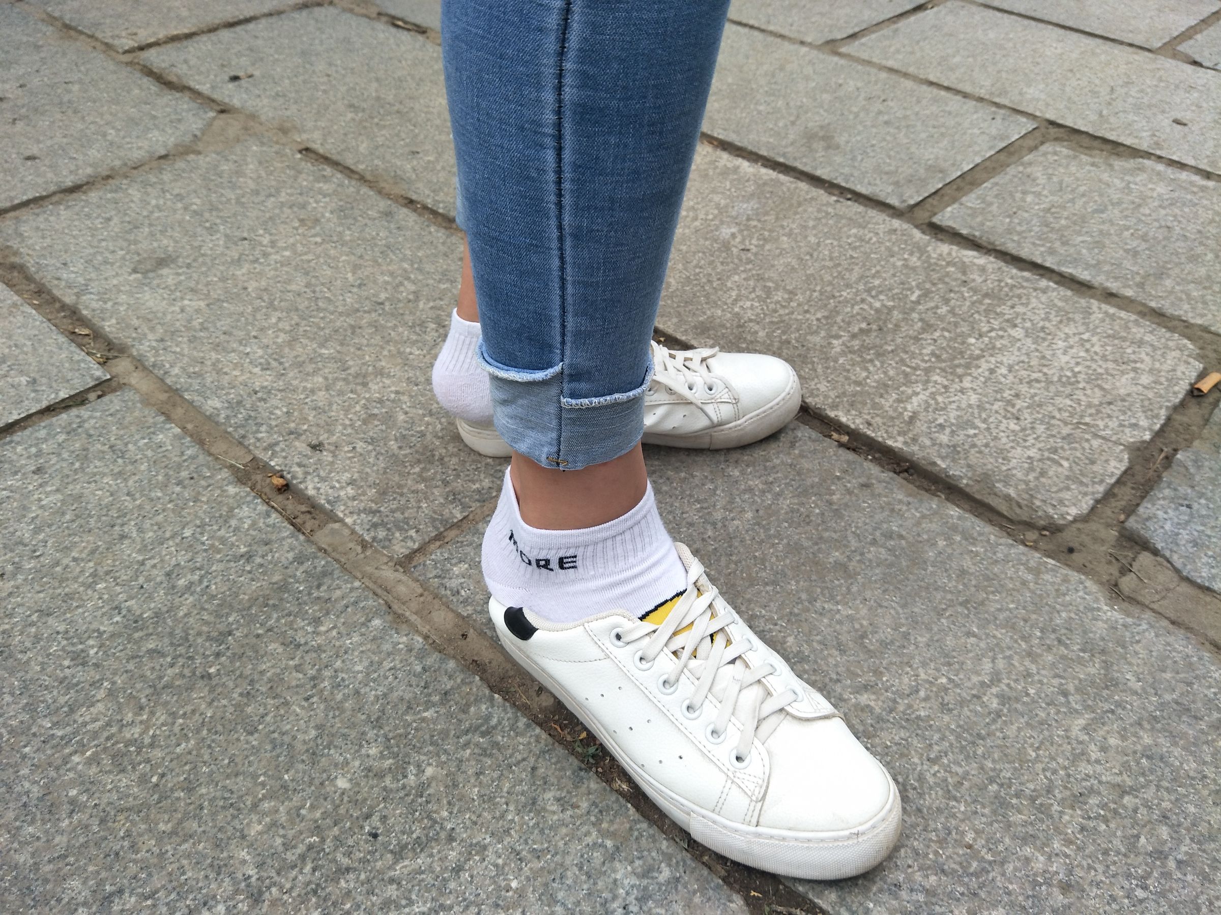 紧身堂妹约出换网袜/(234P)