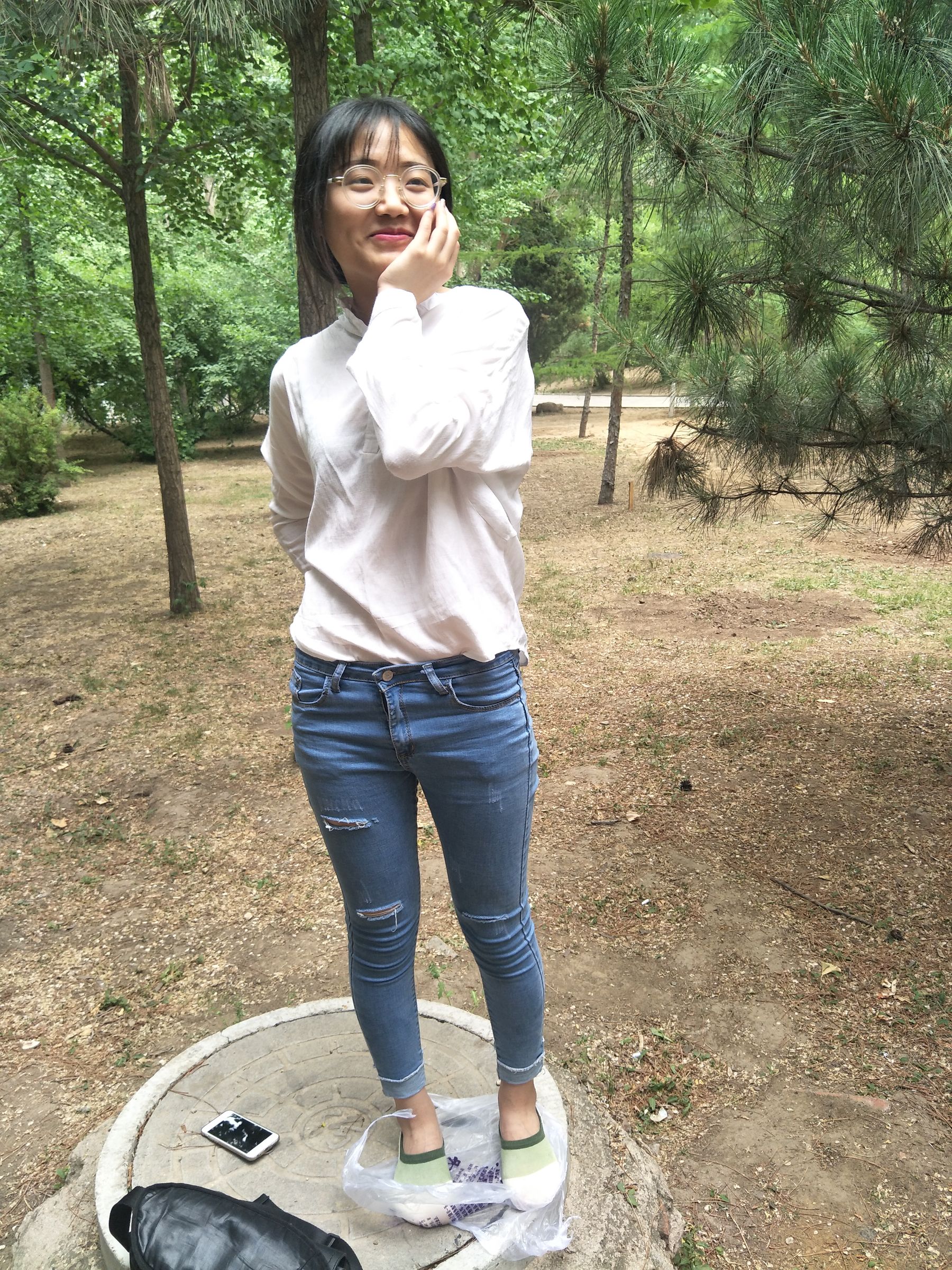 紧身堂妹约出换网袜/(234P)