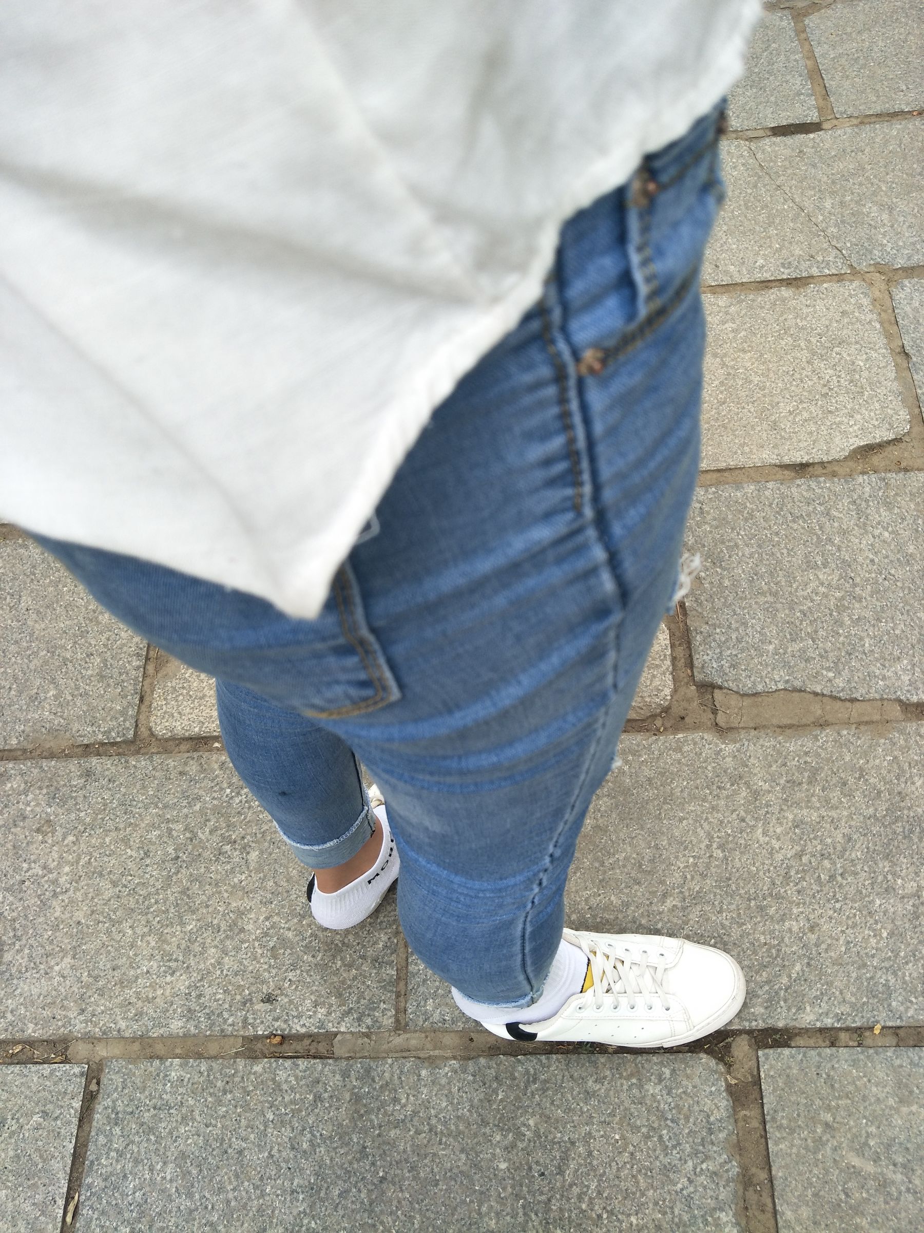 紧身堂妹约出换网袜/(234P)