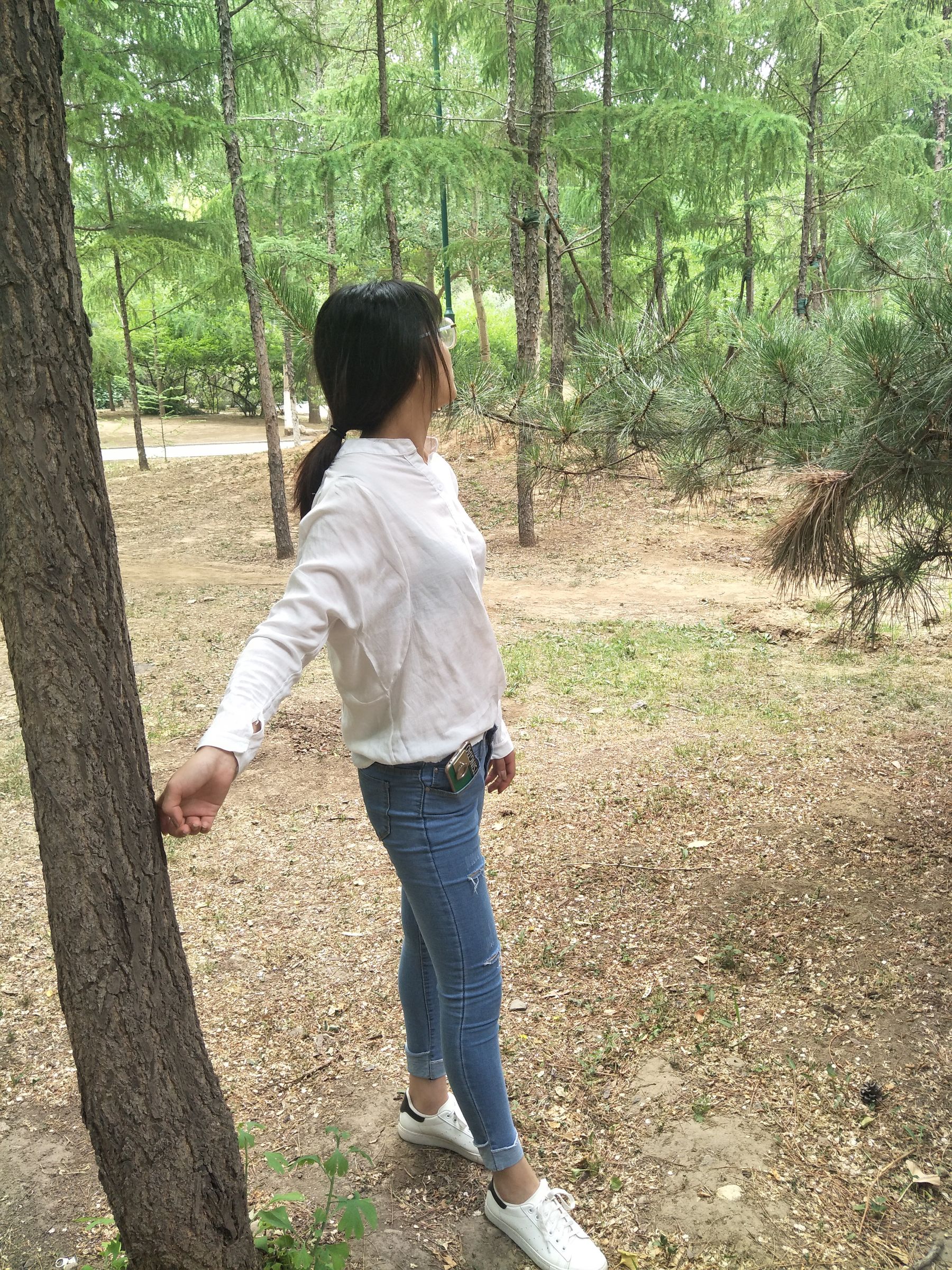 紧身堂妹约出换网袜/(234P)