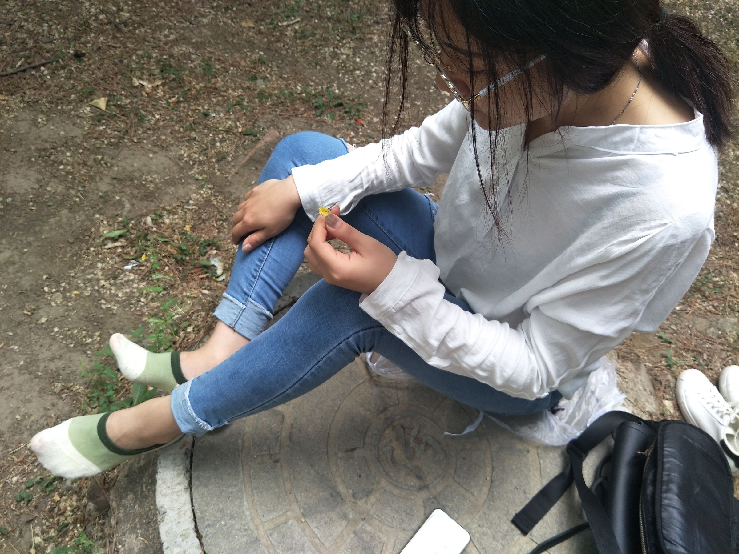 紧身堂妹约出换网袜/(234P)