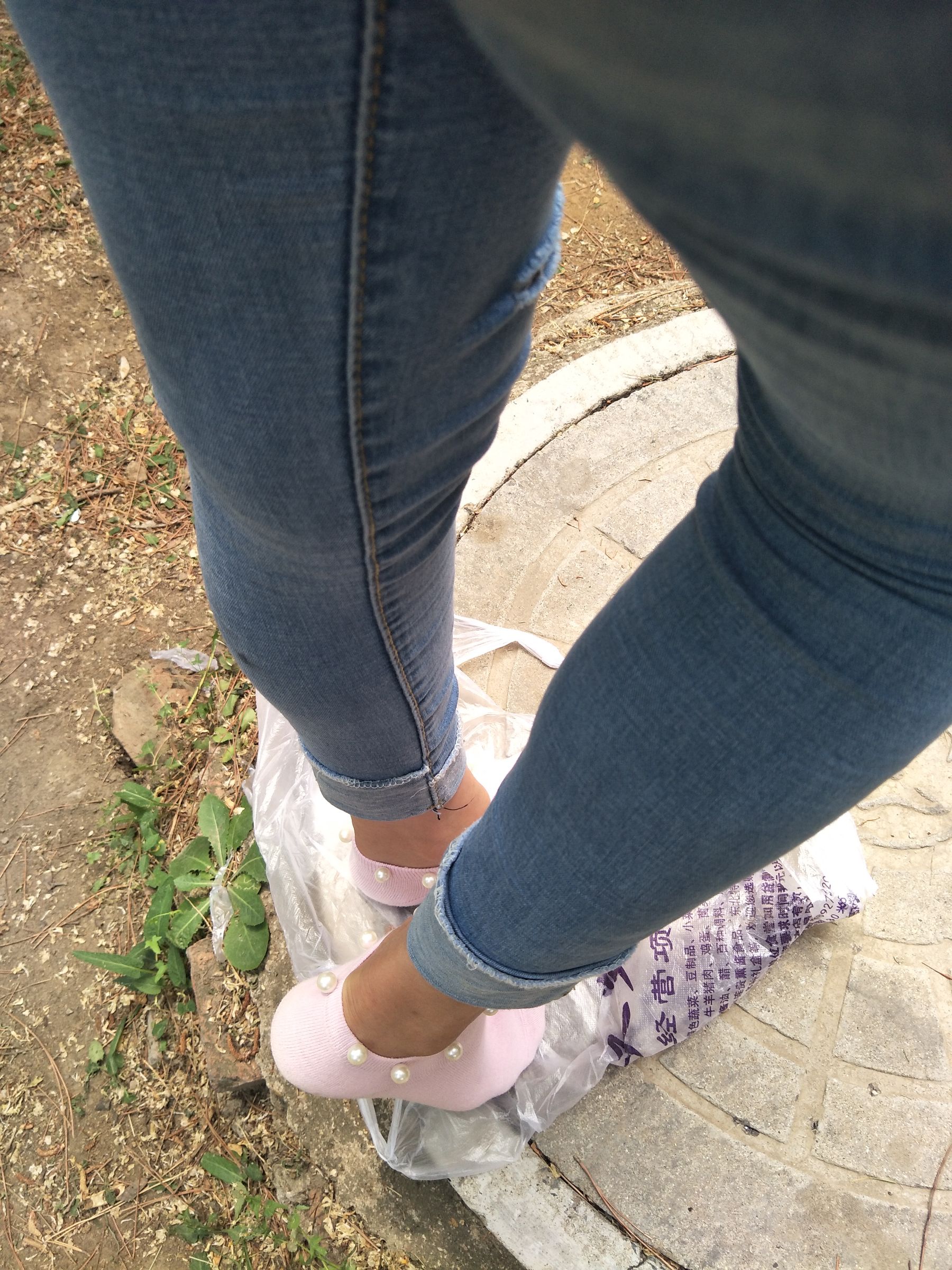 紧身堂妹约出换网袜/(234P)