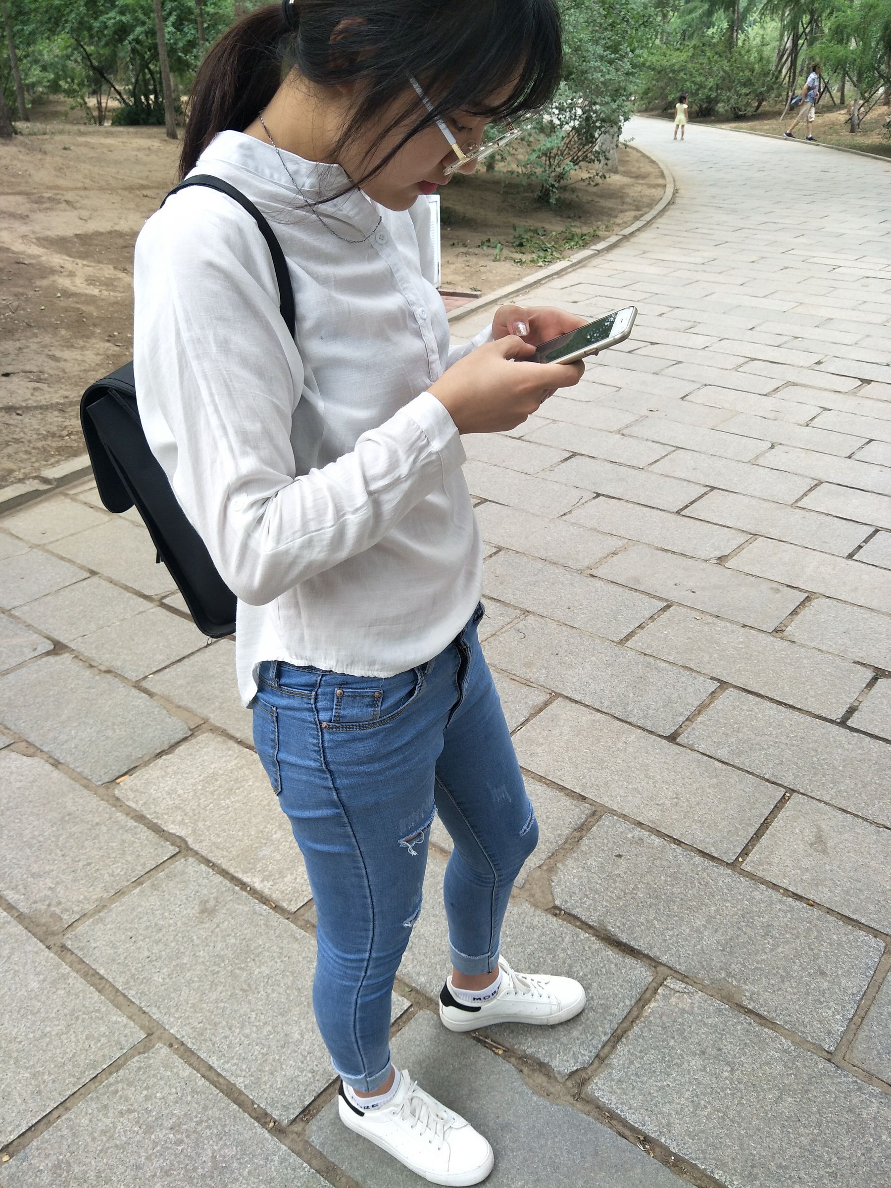 紧身堂妹约出换网袜/(234P)