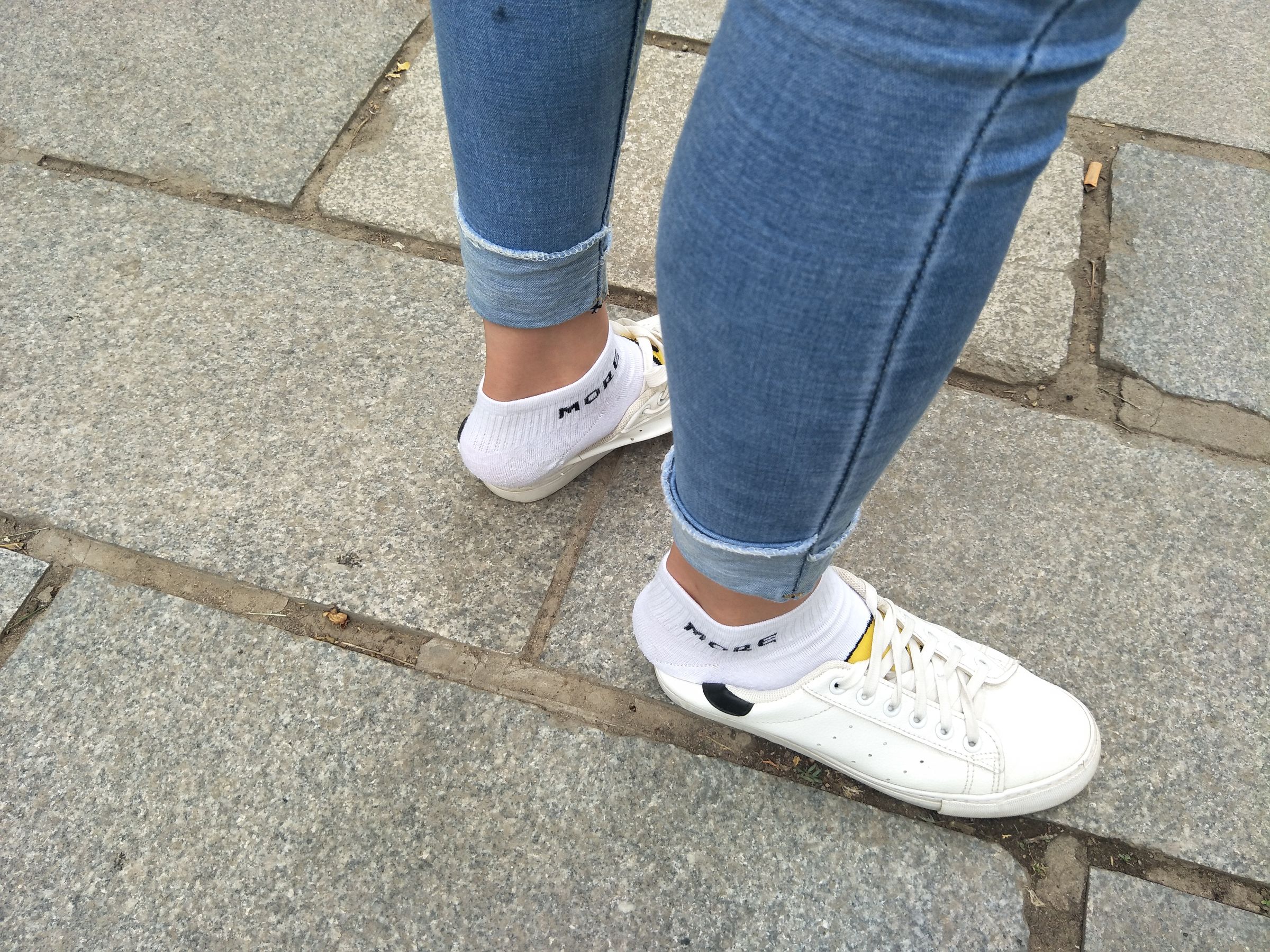 紧身堂妹约出换网袜/(234P)