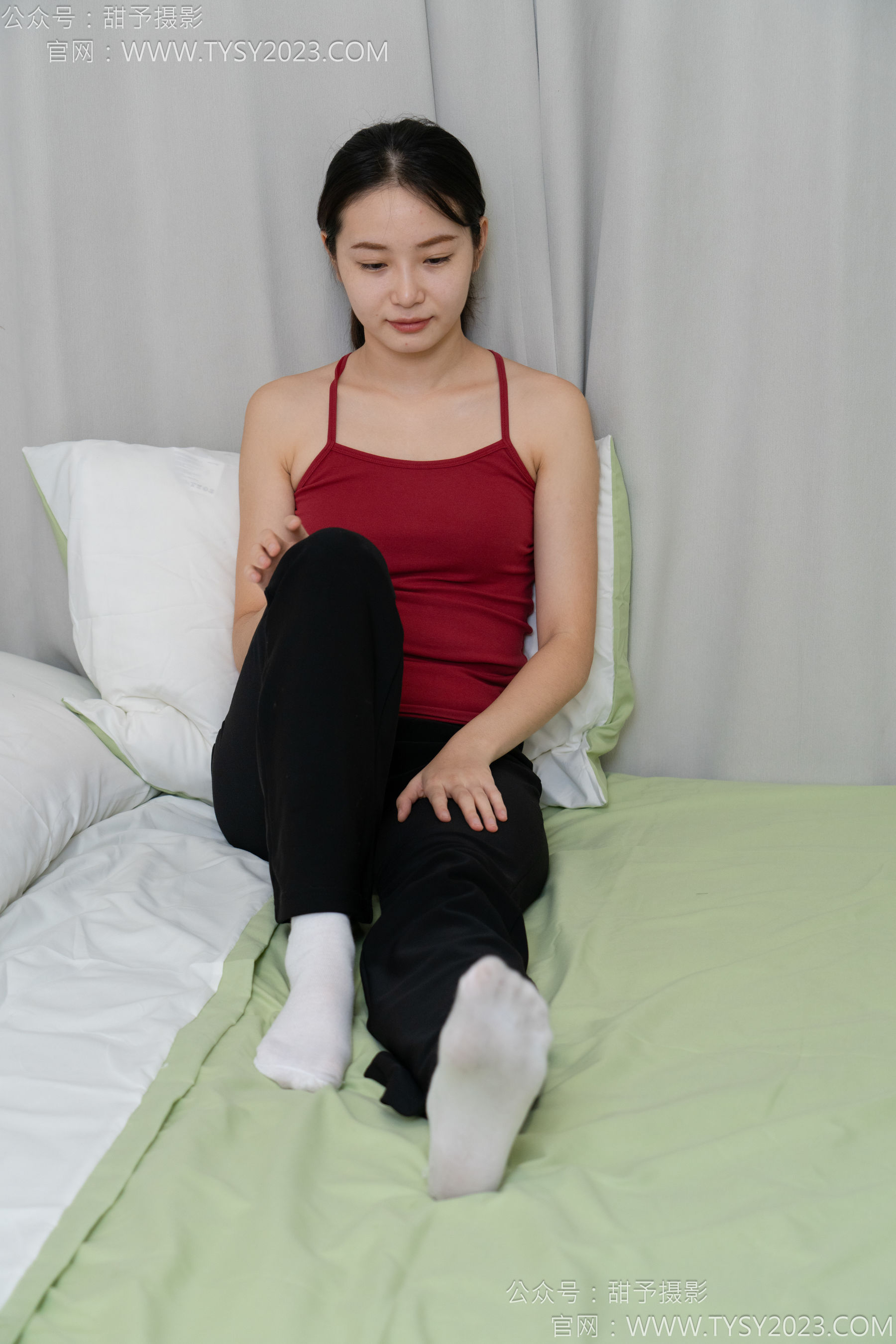 甜予摄影 No.135 思思 - 板鞋、白棉袜、裸足/(135P)