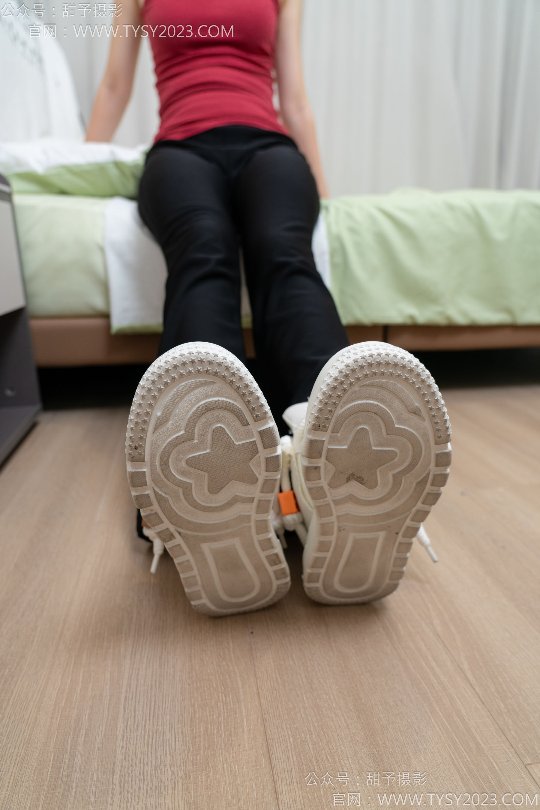 甜予摄影 No.135 思思 - 板鞋、白棉袜、裸足/(135P)