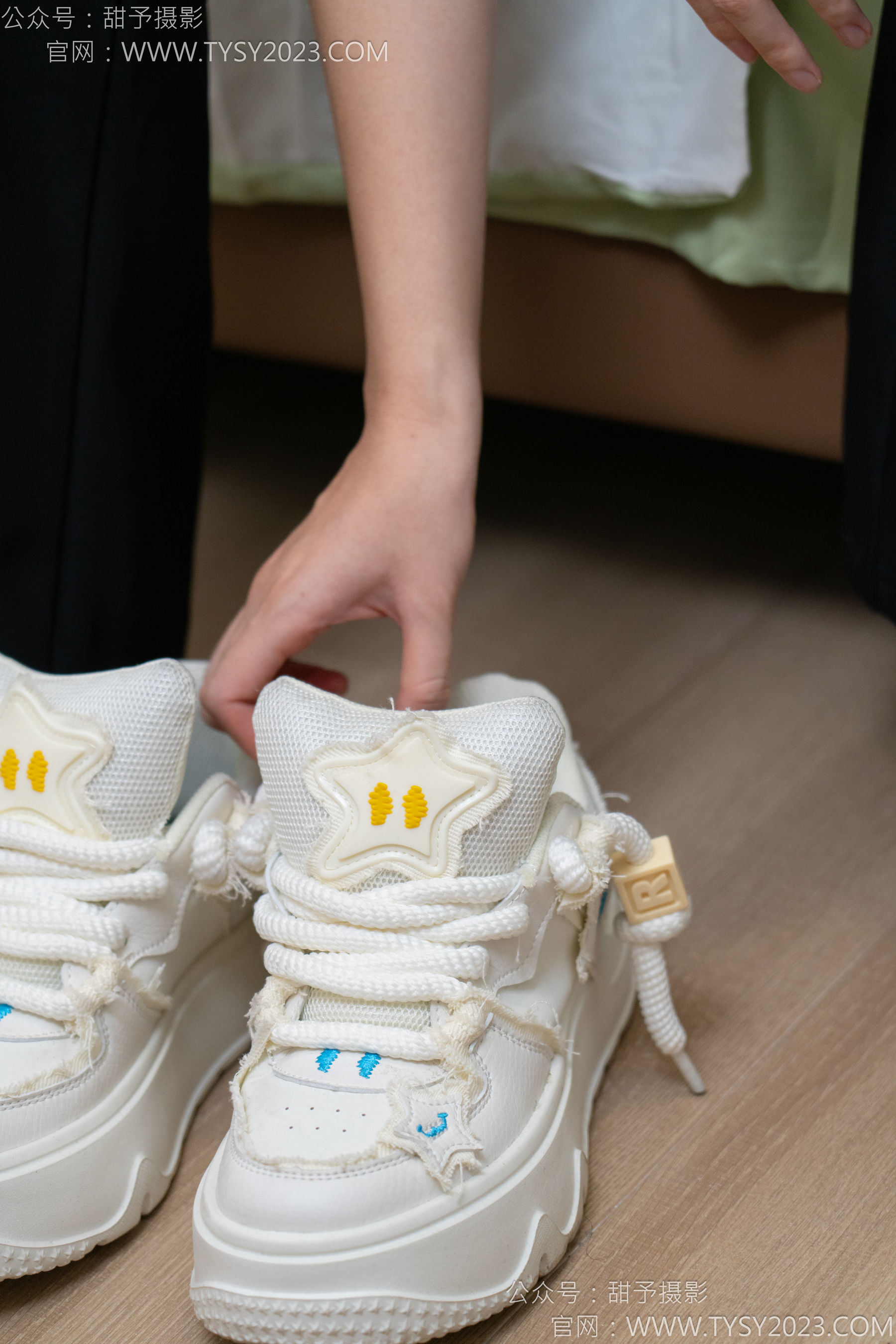 甜予摄影 No.135 思思 - 板鞋、白棉袜、裸足/(135P)