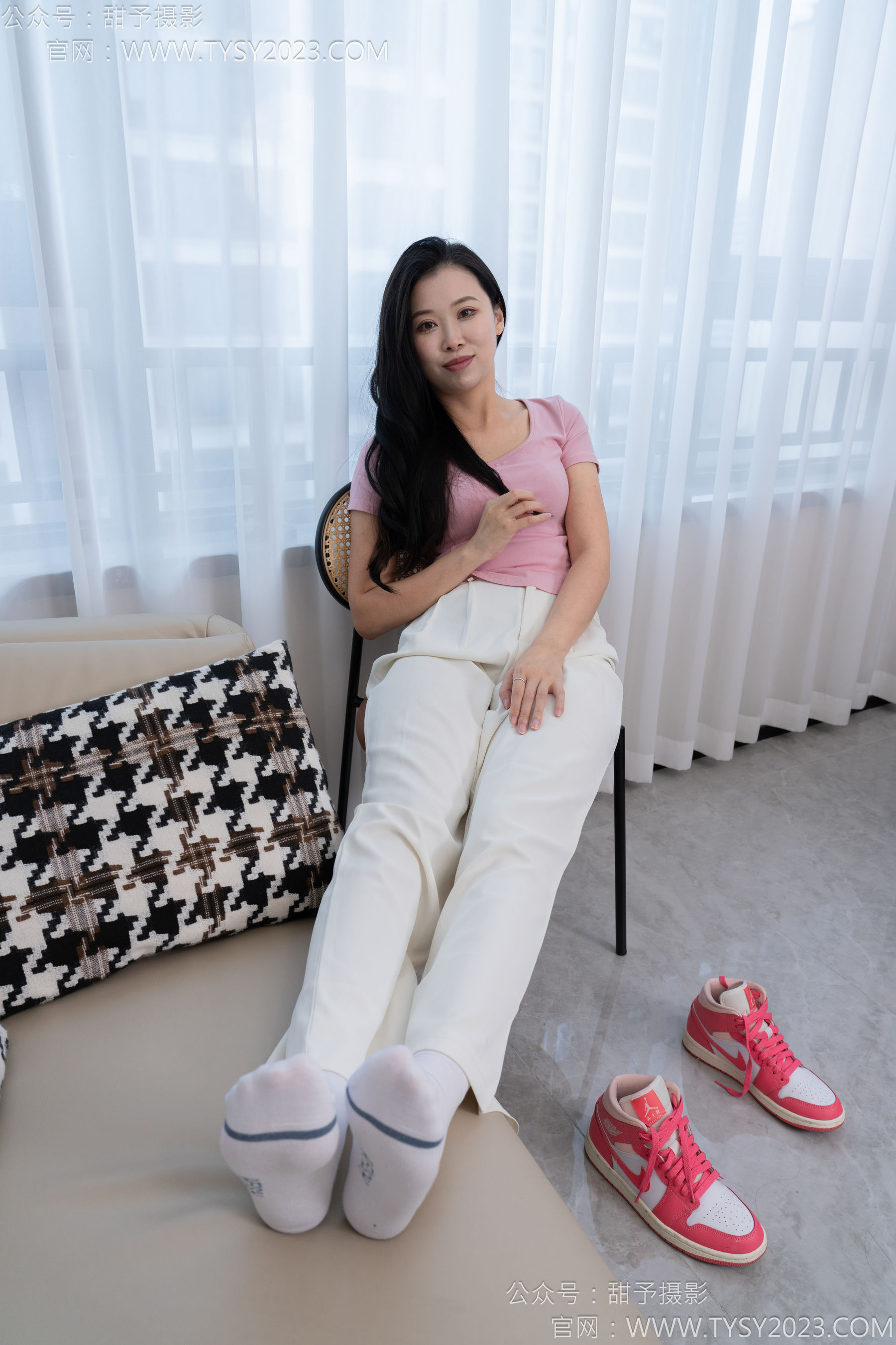 甜予摄影 No.124 梦梦 - 板鞋、白棉袜、裸足/(135P)